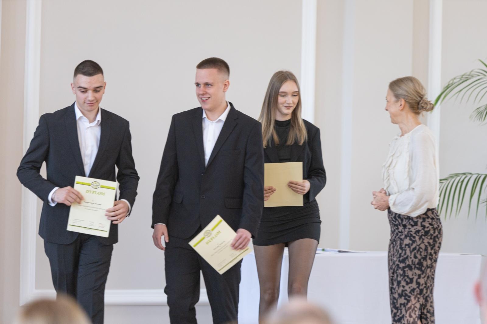 Zdjęcie w galerii na portalu naszraciborz.pl: Pożegnanie rocznika 2020/2025 w Zespole Szkół Ekonomicznych wiadomości z regionu