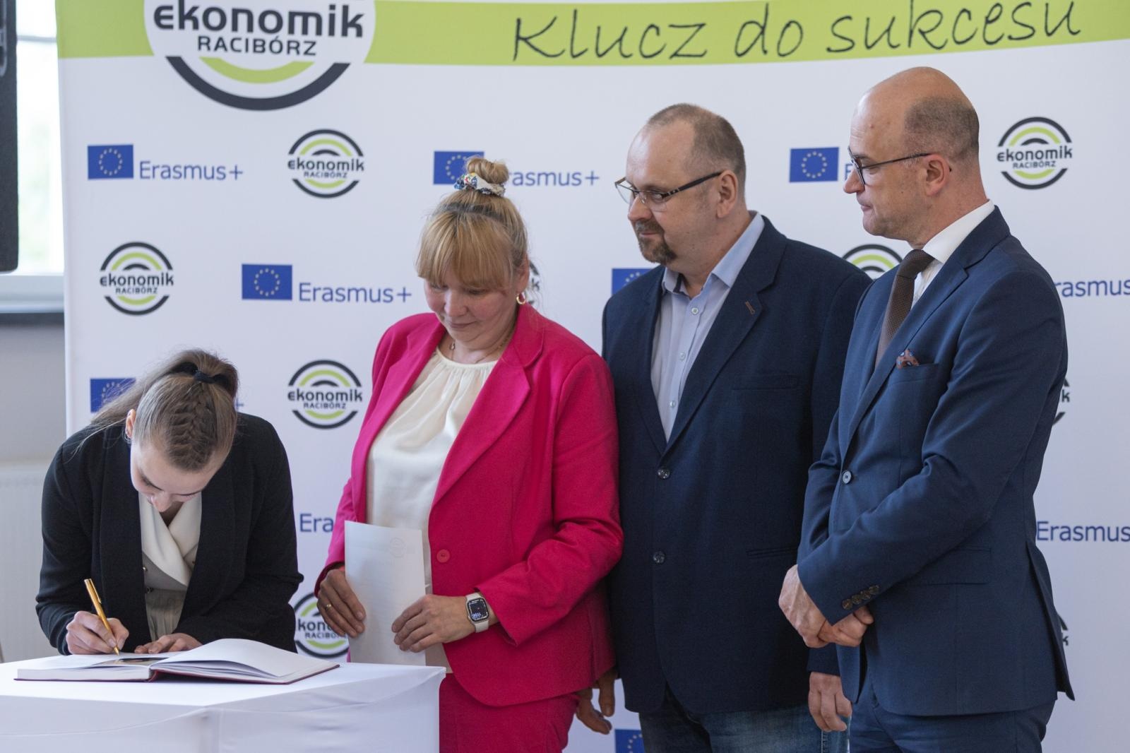 Zdjęcie w galerii na portalu naszraciborz.pl: Pożegnanie rocznika 2020/2025 w Zespole Szkół Ekonomicznych wiadomości z regionu