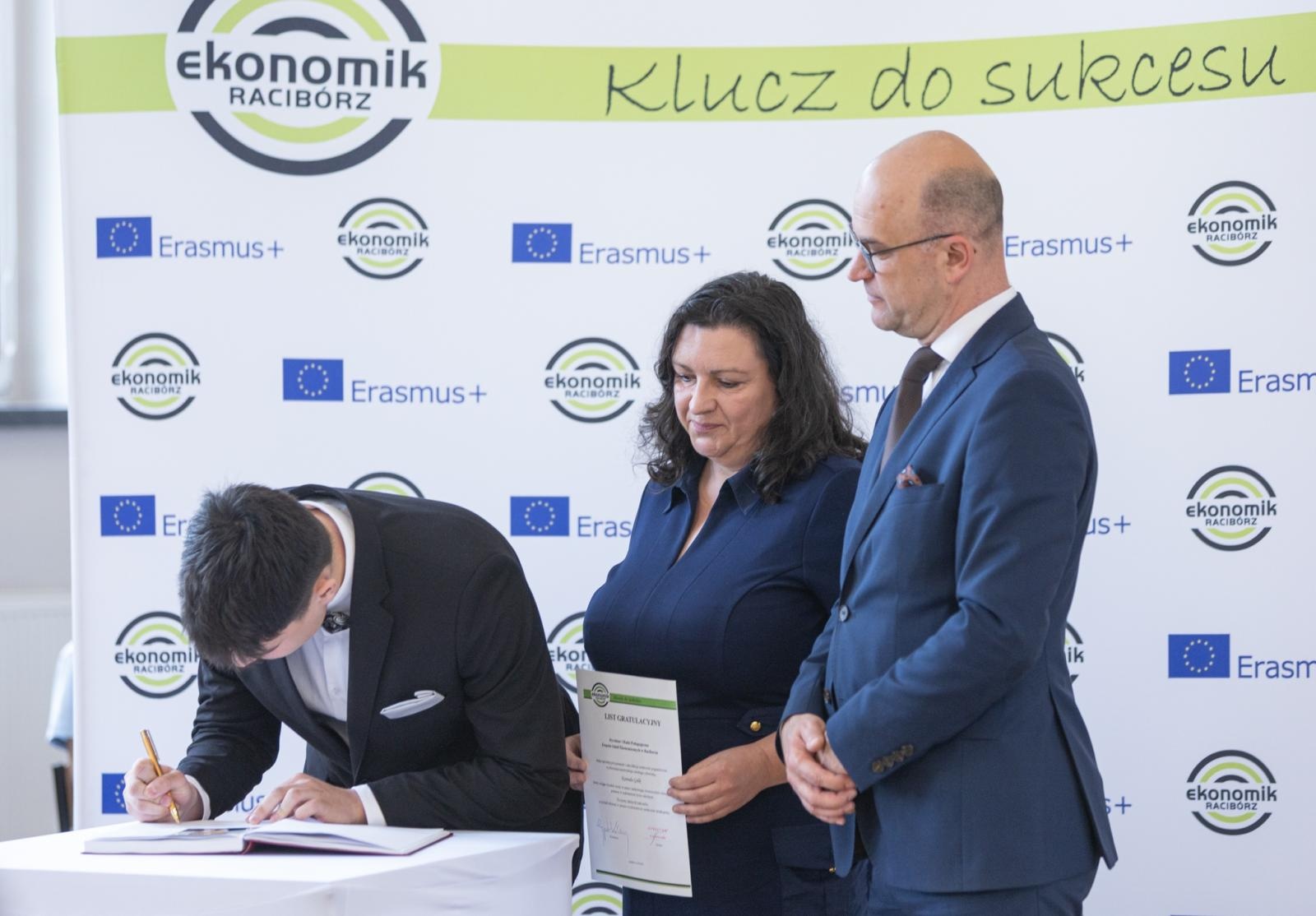 Zdjęcie w galerii na portalu naszraciborz.pl: Pożegnanie rocznika 2020/2025 w Zespole Szkół Ekonomicznych wiadomości z regionu