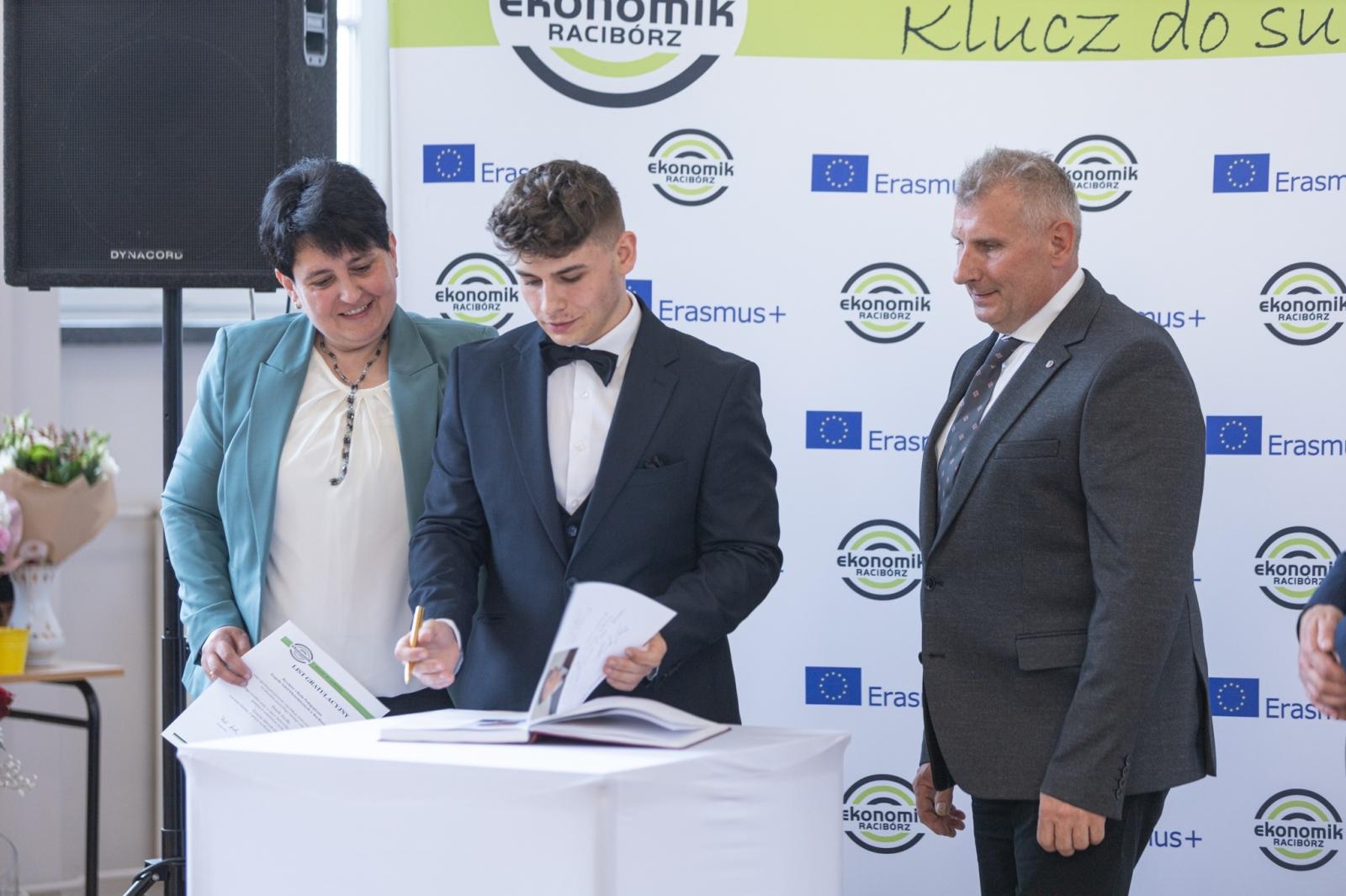 Zdjęcie w galerii na portalu naszraciborz.pl: Pożegnanie rocznika 2020/2025 w Zespole Szkół Ekonomicznych wiadomości z regionu