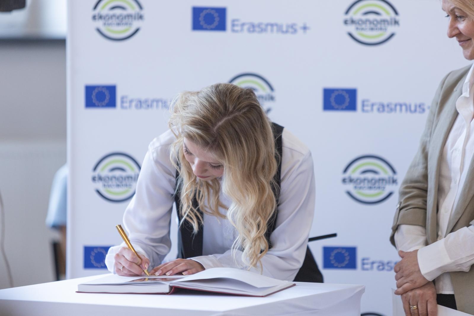 Zdjęcie w galerii na portalu naszraciborz.pl: Pożegnanie rocznika 2020/2025 w Zespole Szkół Ekonomicznych wiadomości z regionu