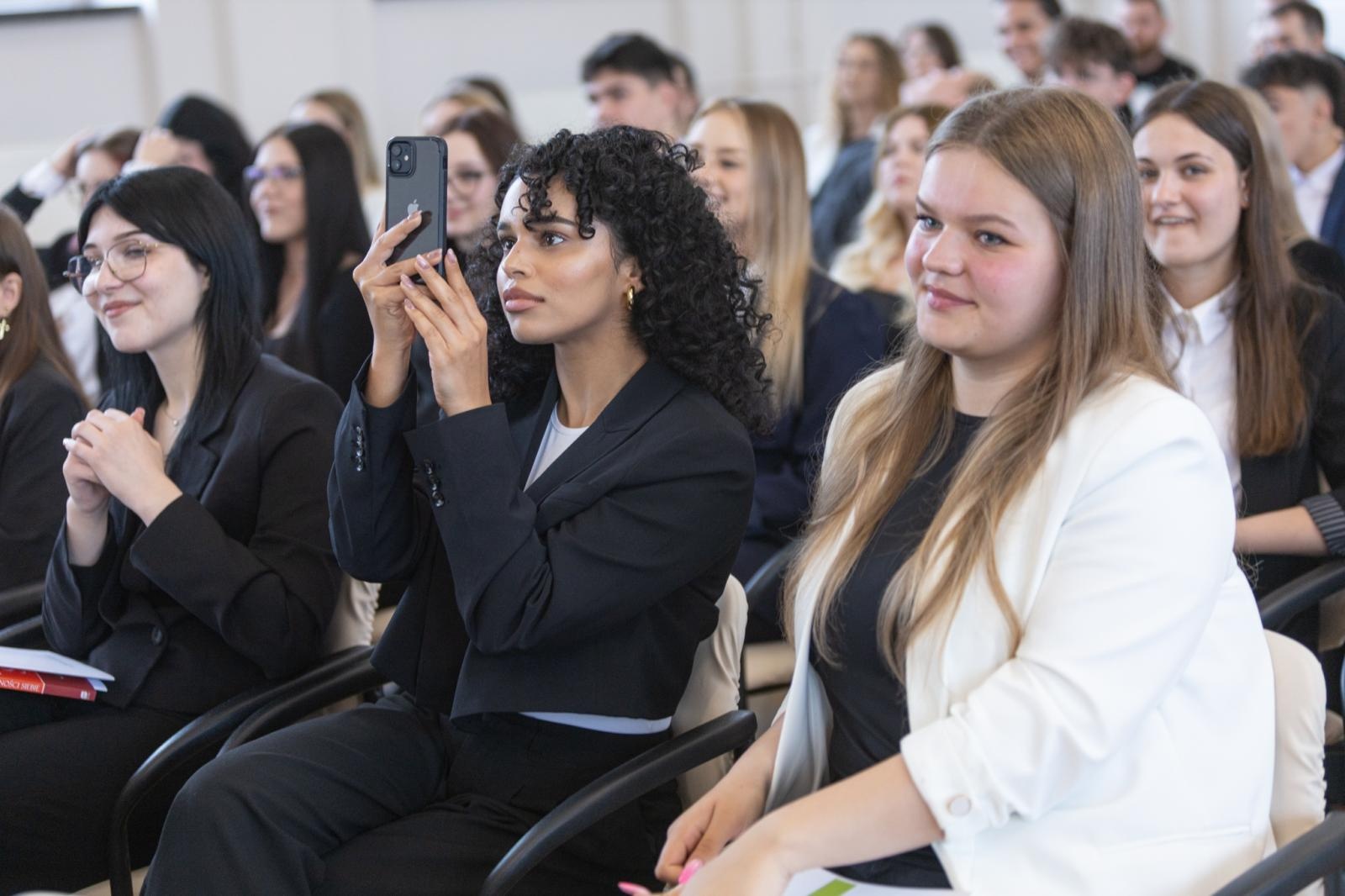 Zdjęcie w galerii na portalu naszraciborz.pl: Pożegnanie rocznika 2020/2025 w Zespole Szkół Ekonomicznych wiadomości z regionu