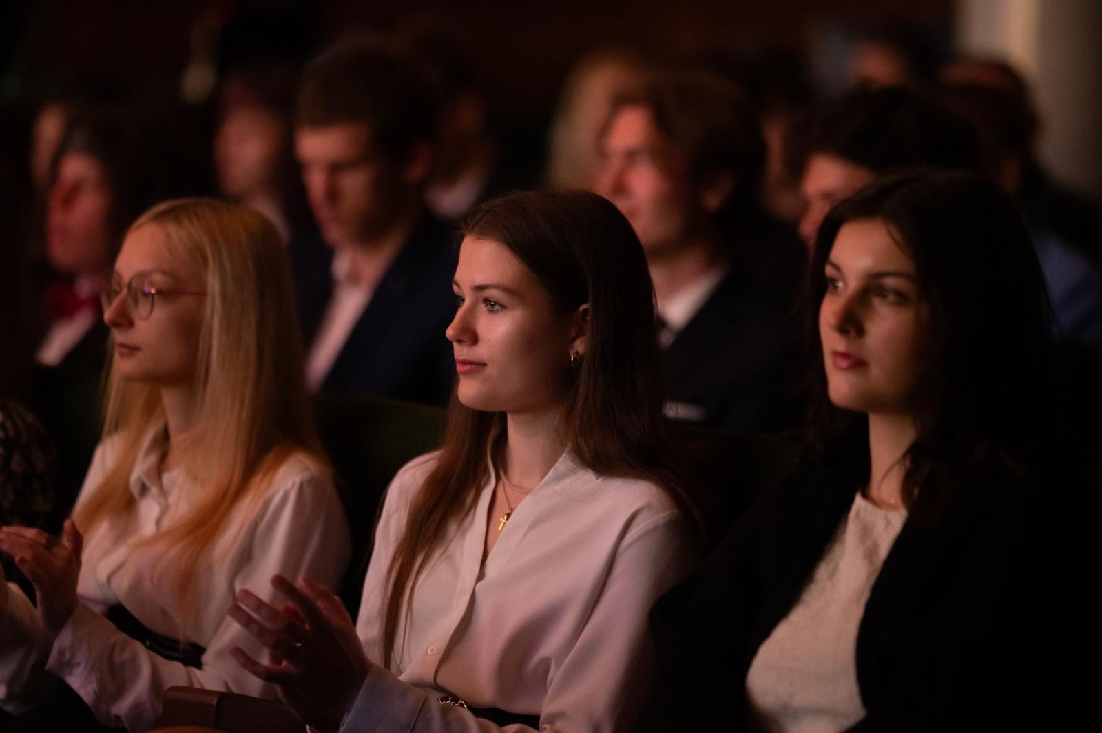 Zdjęcie w galerii na portalu naszraciborz.pl: Pożegnanie absolwentów Kasprowicza w RCK wiadomości z regionu
