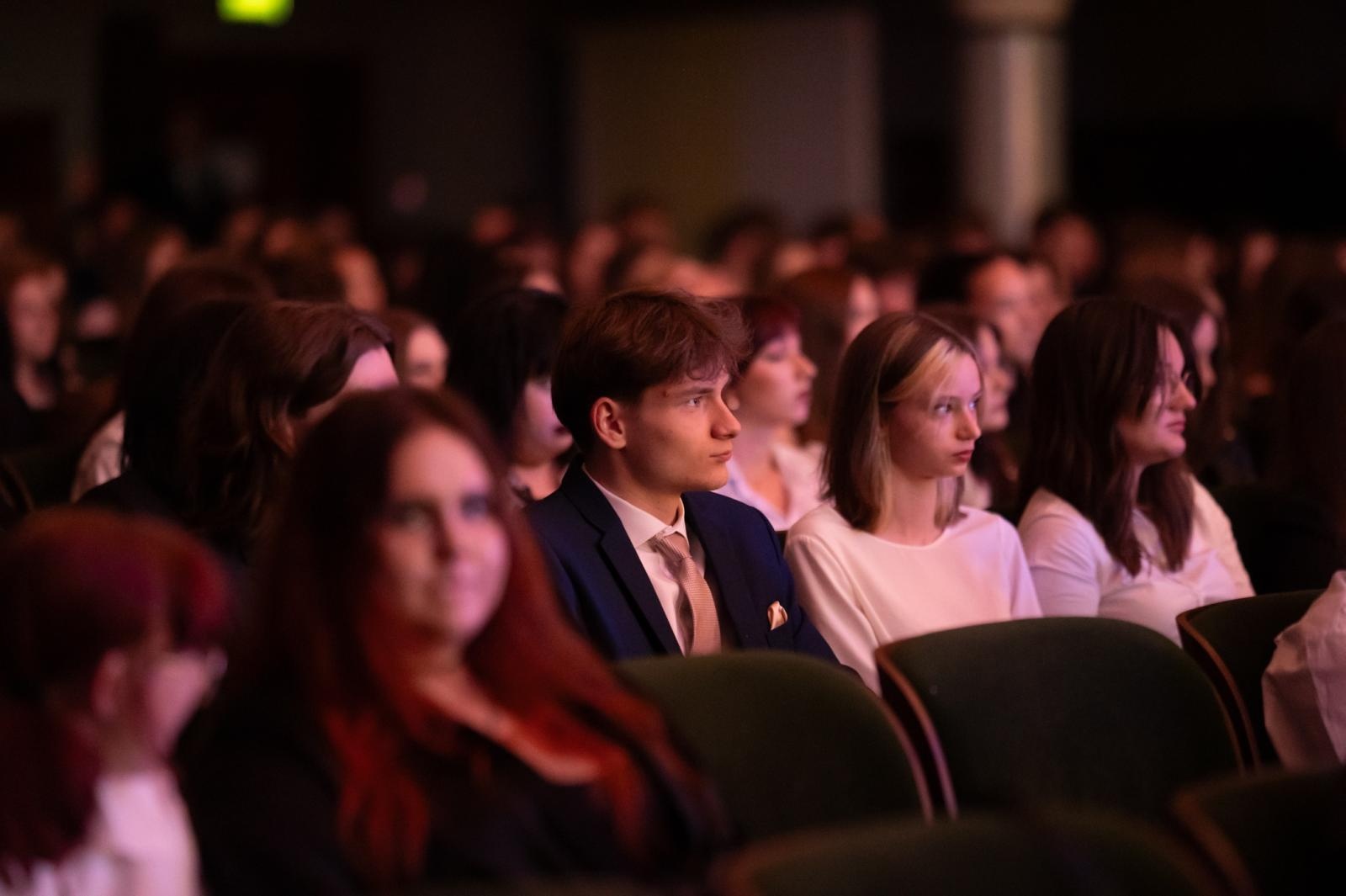 Zdjęcie w galerii na portalu naszraciborz.pl: Pożegnanie absolwentów Kasprowicza w RCK wiadomości z regionu
