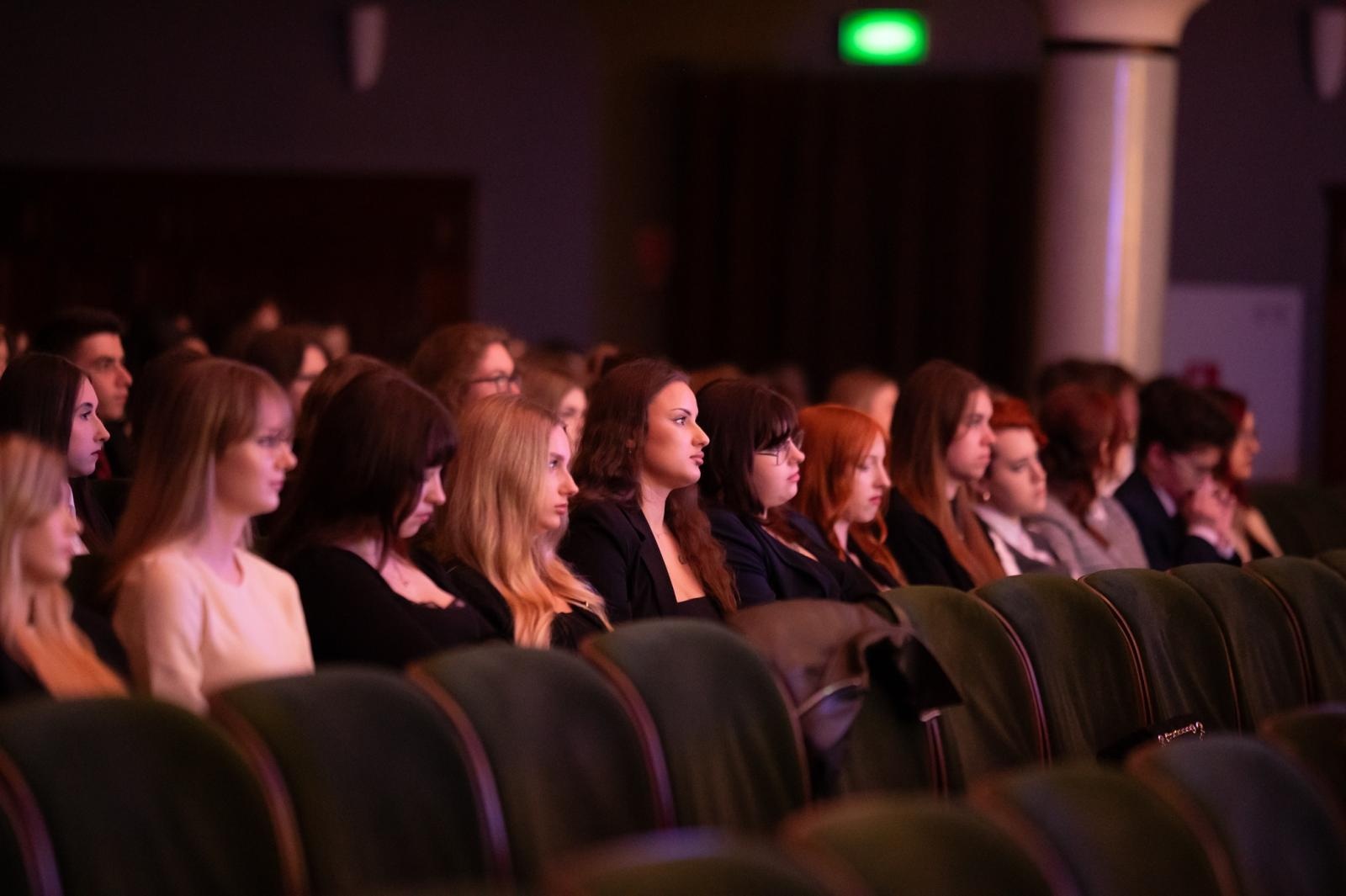 Zdjęcie w galerii na portalu naszraciborz.pl: Pożegnanie absolwentów Kasprowicza w RCK wiadomości z regionu