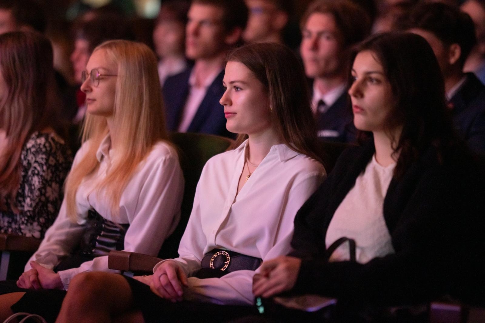 Zdjęcie w galerii na portalu naszraciborz.pl: Pożegnanie absolwentów Kasprowicza w RCK wiadomości z regionu