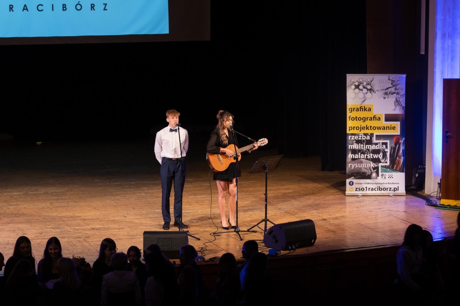 Zdjęcie w galerii na portalu naszraciborz.pl: Pożegnanie absolwentów Kasprowicza w RCK wiadomości z regionu