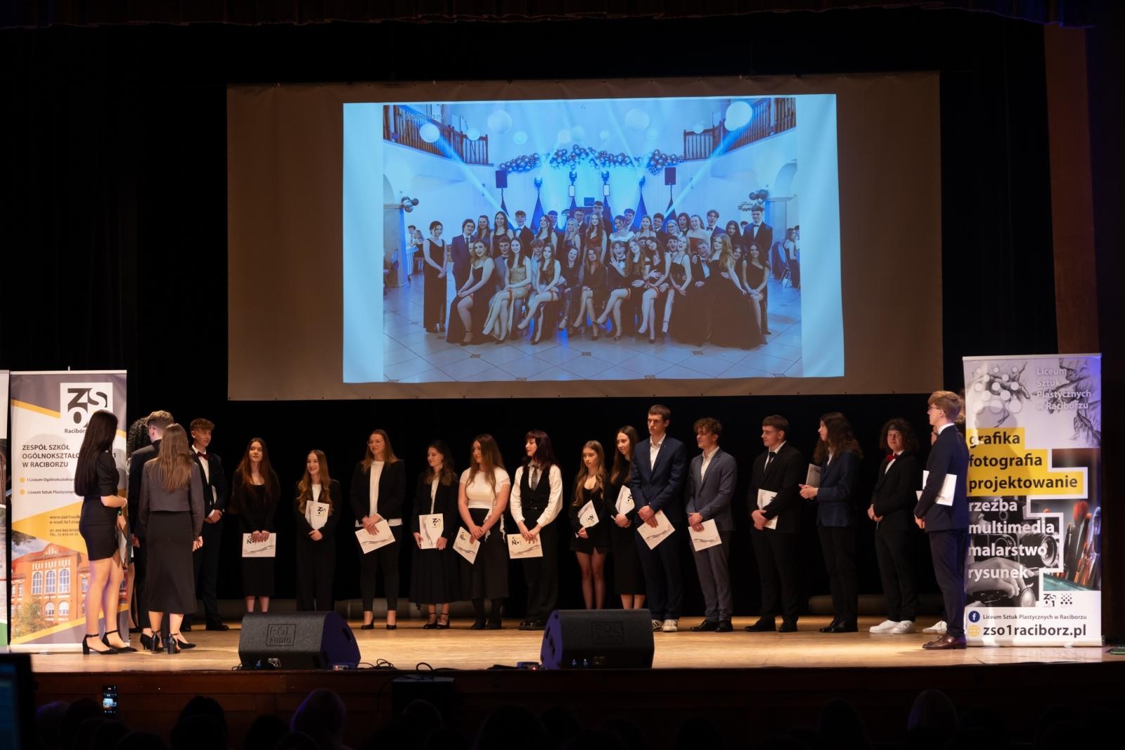 Zdjęcie w galerii na portalu naszraciborz.pl: Pożegnanie absolwentów Kasprowicza w RCK wiadomości z regionu