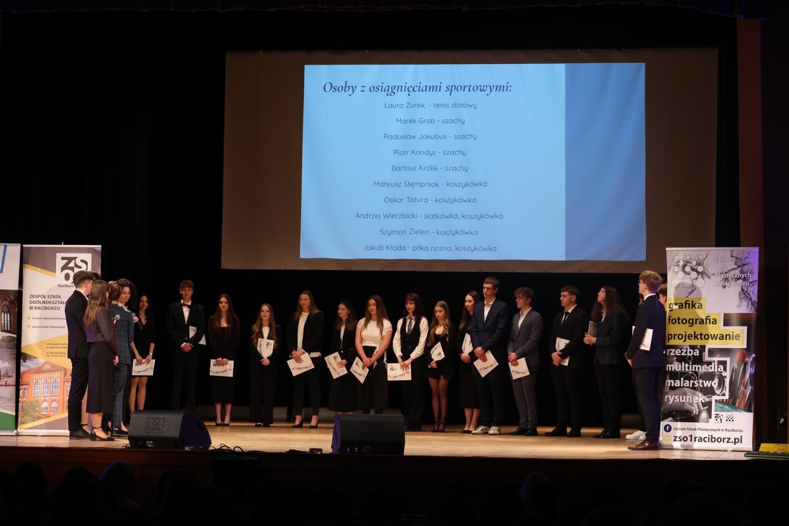 Zdjęcie w galerii na portalu naszraciborz.pl: Pożegnanie absolwentów Kasprowicza w RCK wiadomości z regionu