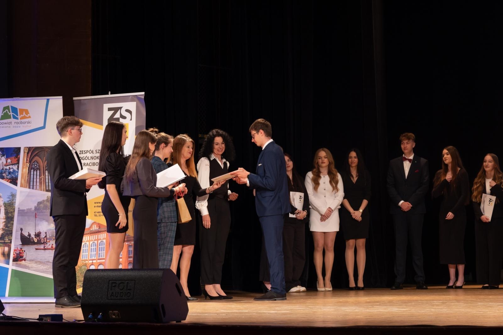 Zdjęcie w galerii na portalu naszraciborz.pl: Pożegnanie absolwentów Kasprowicza w RCK wiadomości z regionu