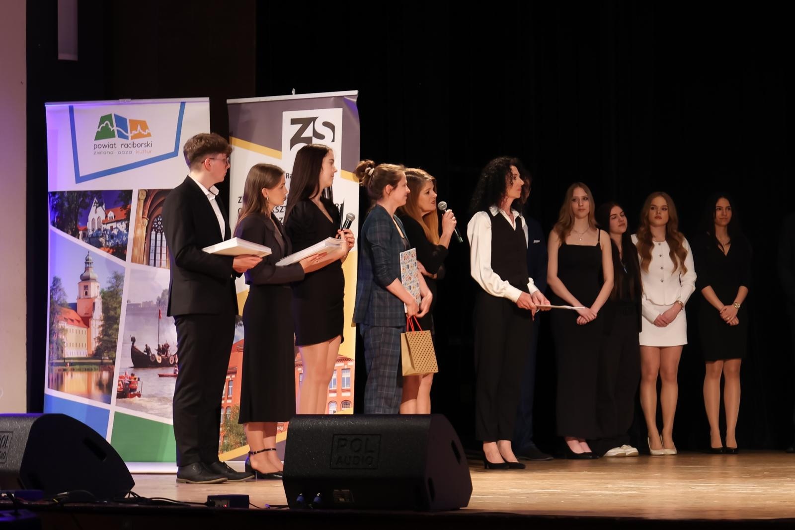 Zdjęcie w galerii na portalu naszraciborz.pl: Pożegnanie absolwentów Kasprowicza w RCK wiadomości z regionu