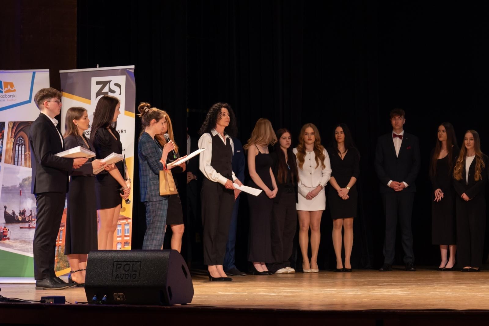 Zdjęcie w galerii na portalu naszraciborz.pl: Pożegnanie absolwentów Kasprowicza w RCK wiadomości z regionu