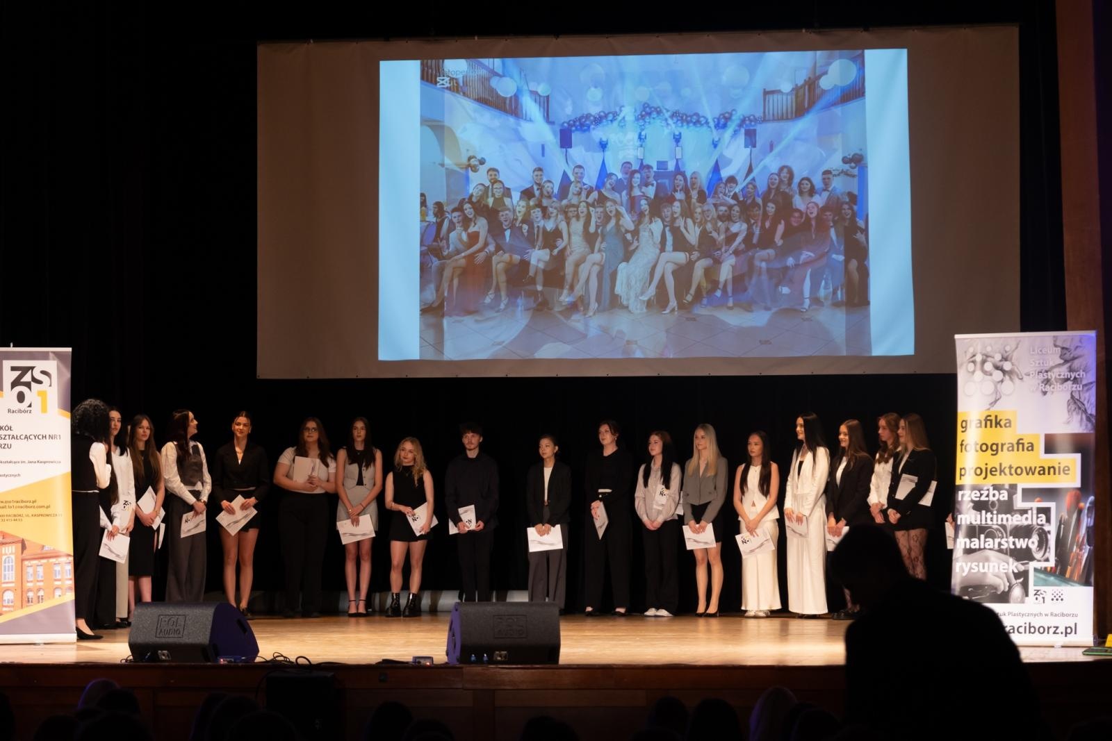 Zdjęcie w galerii na portalu naszraciborz.pl: Pożegnanie absolwentów Kasprowicza w RCK wiadomości z regionu