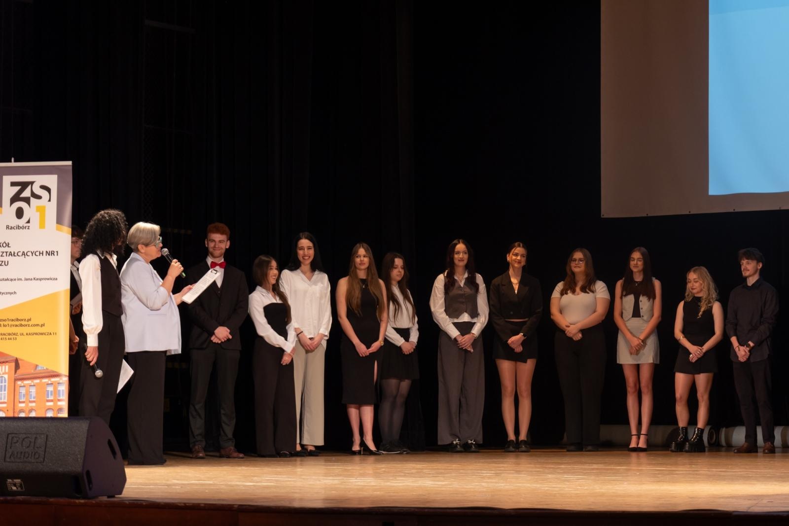 Zdjęcie w galerii na portalu naszraciborz.pl: Pożegnanie absolwentów Kasprowicza w RCK wiadomości z regionu