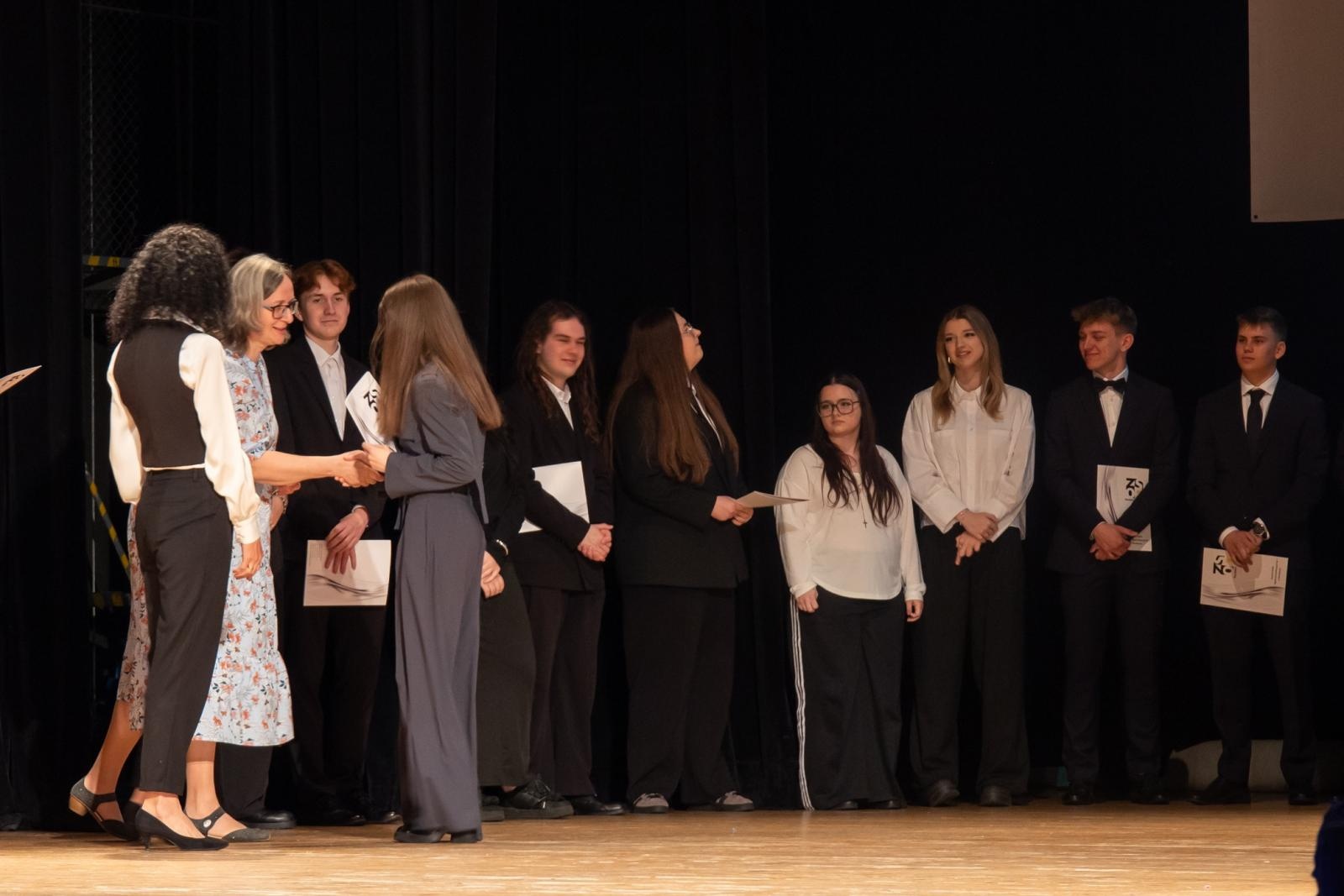 Zdjęcie w galerii na portalu naszraciborz.pl: Pożegnanie absolwentów Kasprowicza w RCK wiadomości z regionu