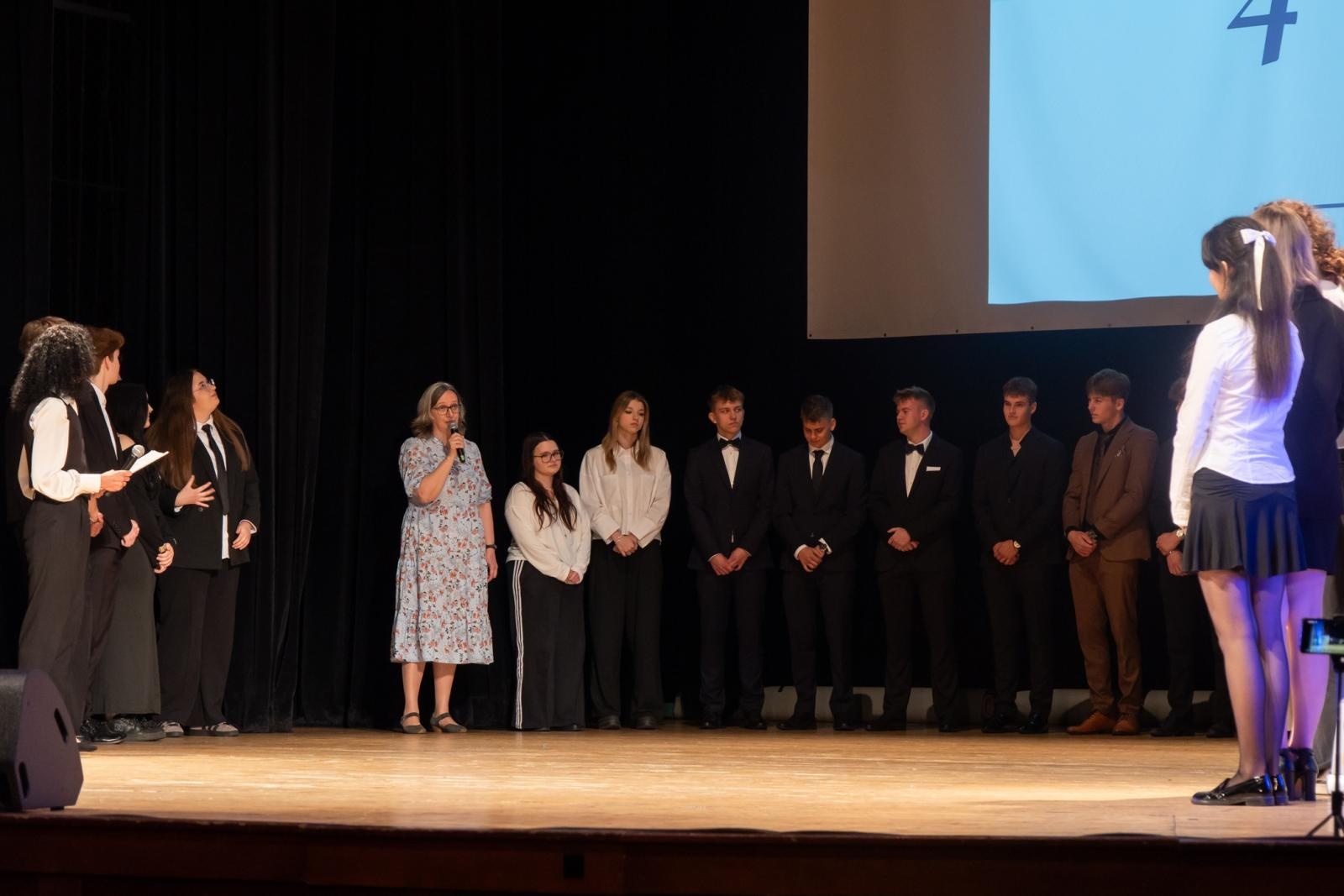 Zdjęcie w galerii na portalu naszraciborz.pl: Pożegnanie absolwentów Kasprowicza w RCK wiadomości z regionu