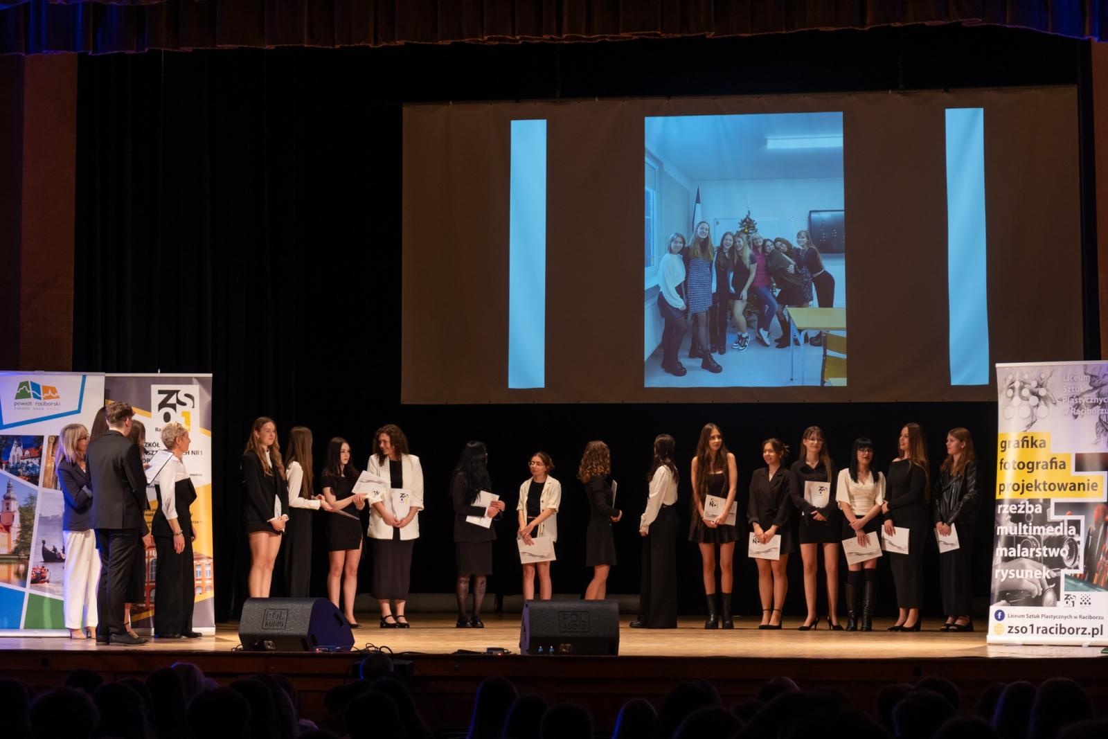 Zdjęcie w galerii na portalu naszraciborz.pl: Pożegnanie absolwentów Kasprowicza w RCK wiadomości z regionu