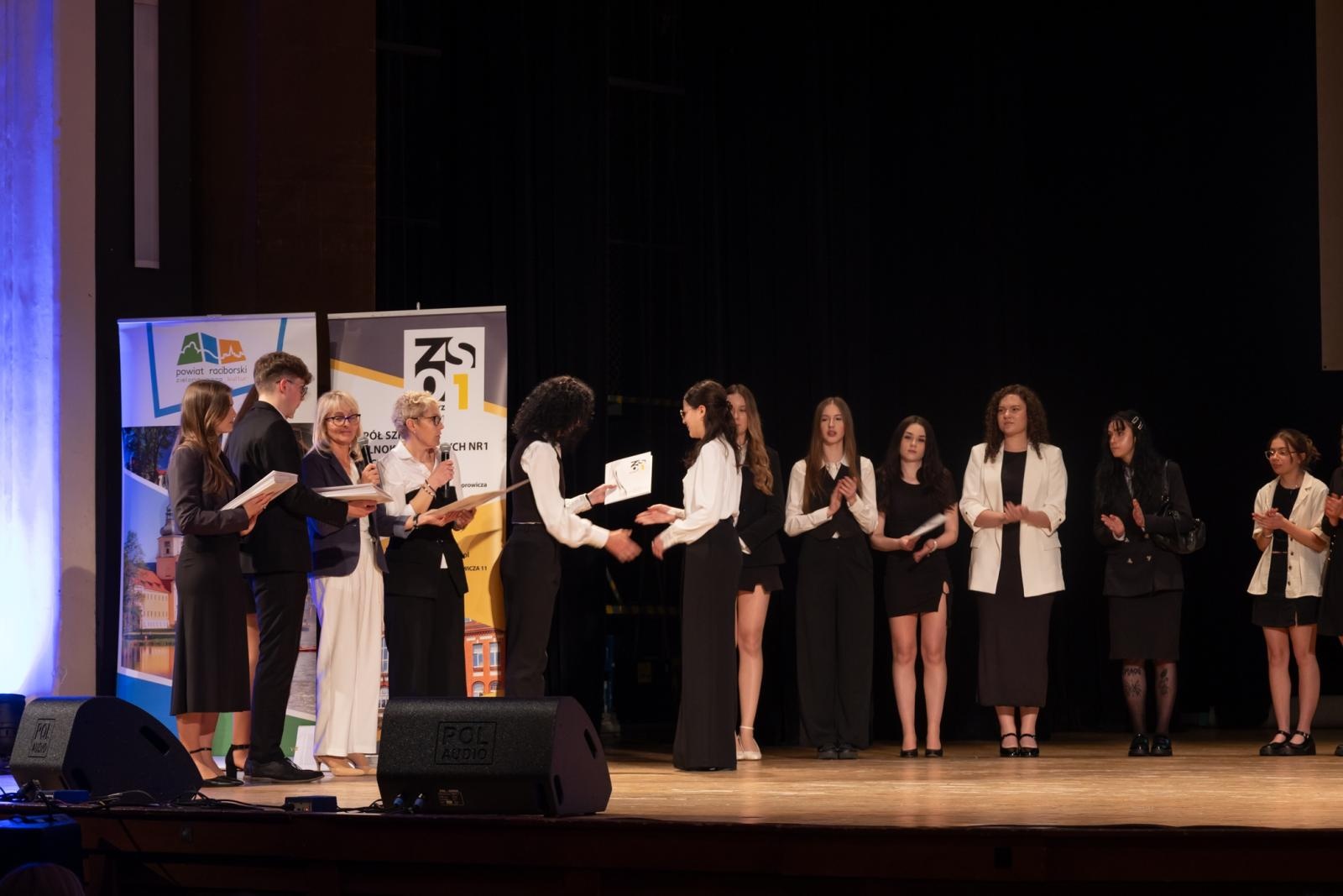 Zdjęcie w galerii na portalu naszraciborz.pl: Pożegnanie absolwentów Kasprowicza w RCK wiadomości z regionu