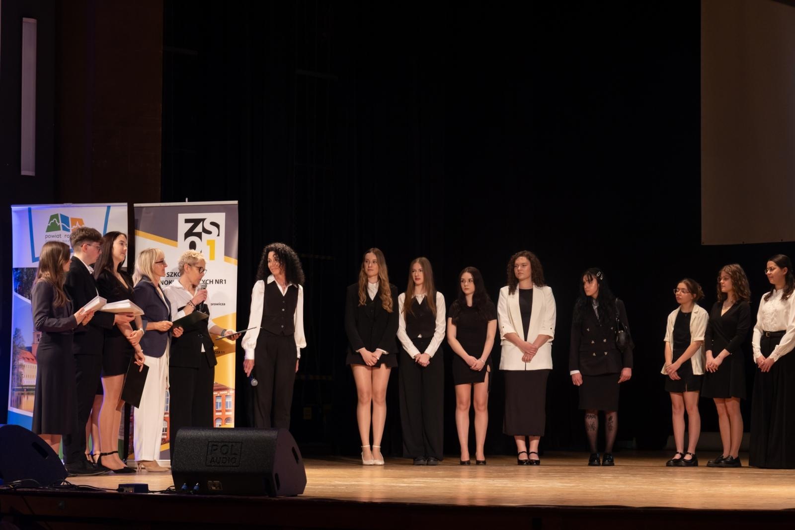 Zdjęcie w galerii na portalu naszraciborz.pl: Pożegnanie absolwentów Kasprowicza w RCK wiadomości z regionu