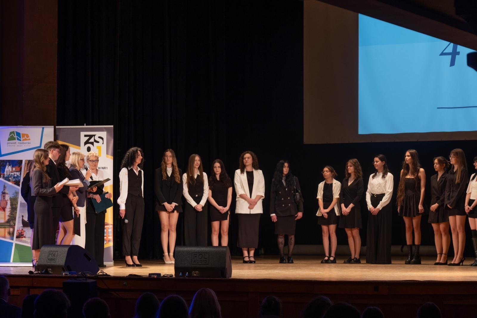 Zdjęcie w galerii na portalu naszraciborz.pl: Pożegnanie absolwentów Kasprowicza w RCK wiadomości z regionu