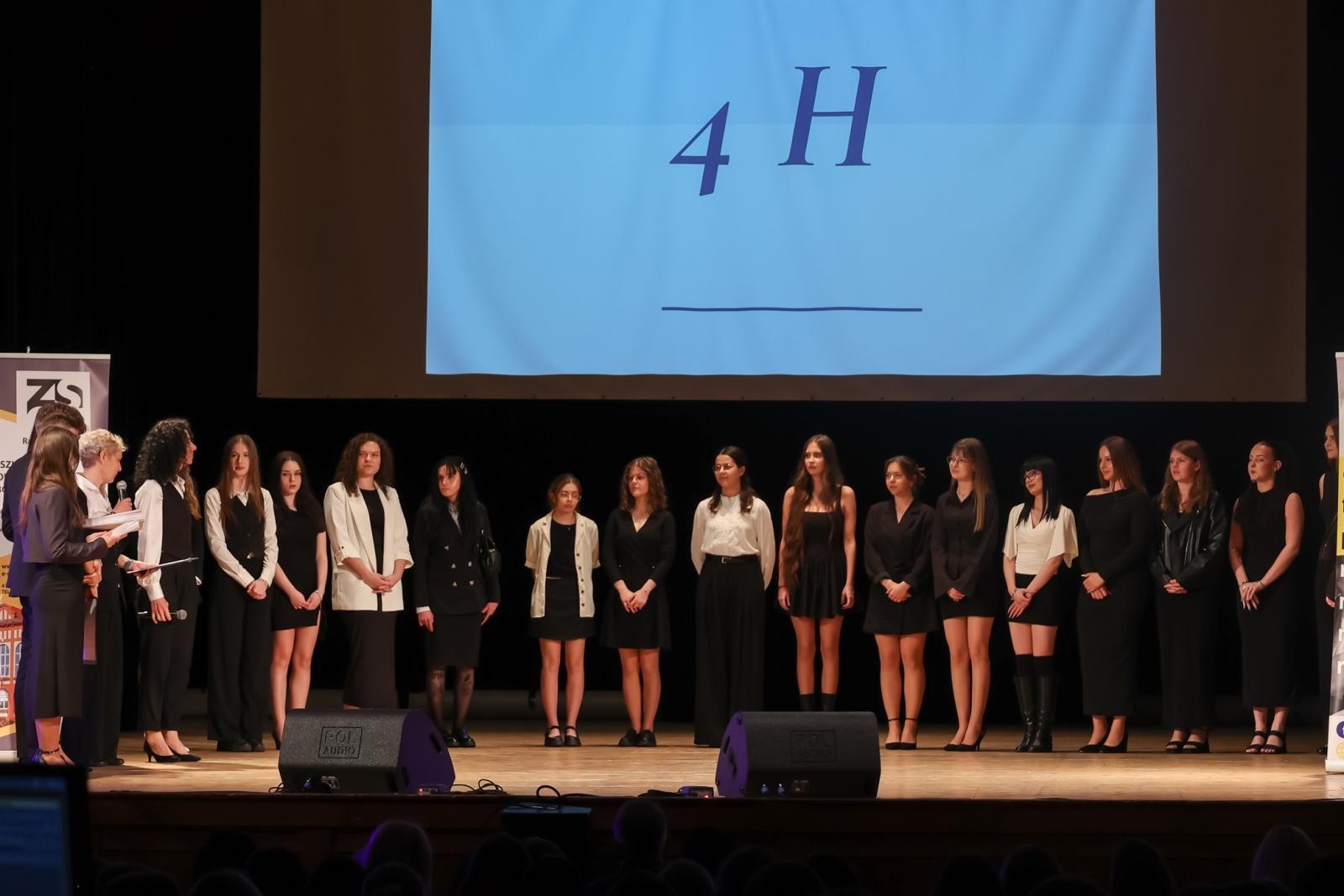 Zdjęcie w galerii na portalu naszraciborz.pl: Pożegnanie absolwentów Kasprowicza w RCK wiadomości z regionu