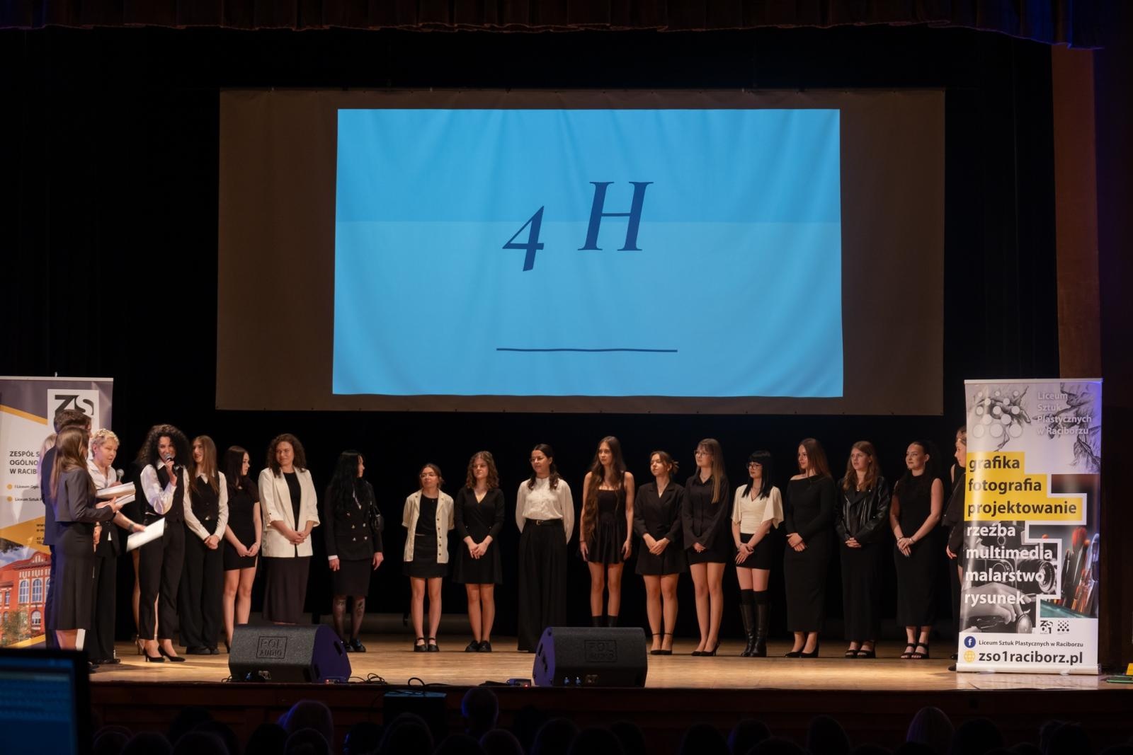 Zdjęcie w galerii na portalu naszraciborz.pl: Pożegnanie absolwentów Kasprowicza w RCK wiadomości z regionu