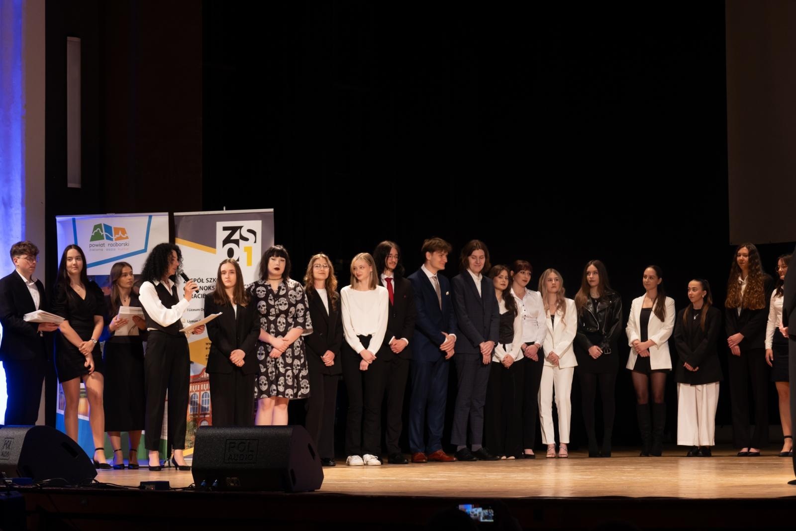 Zdjęcie w galerii na portalu naszraciborz.pl: Pożegnanie absolwentów Kasprowicza w RCK wiadomości z regionu