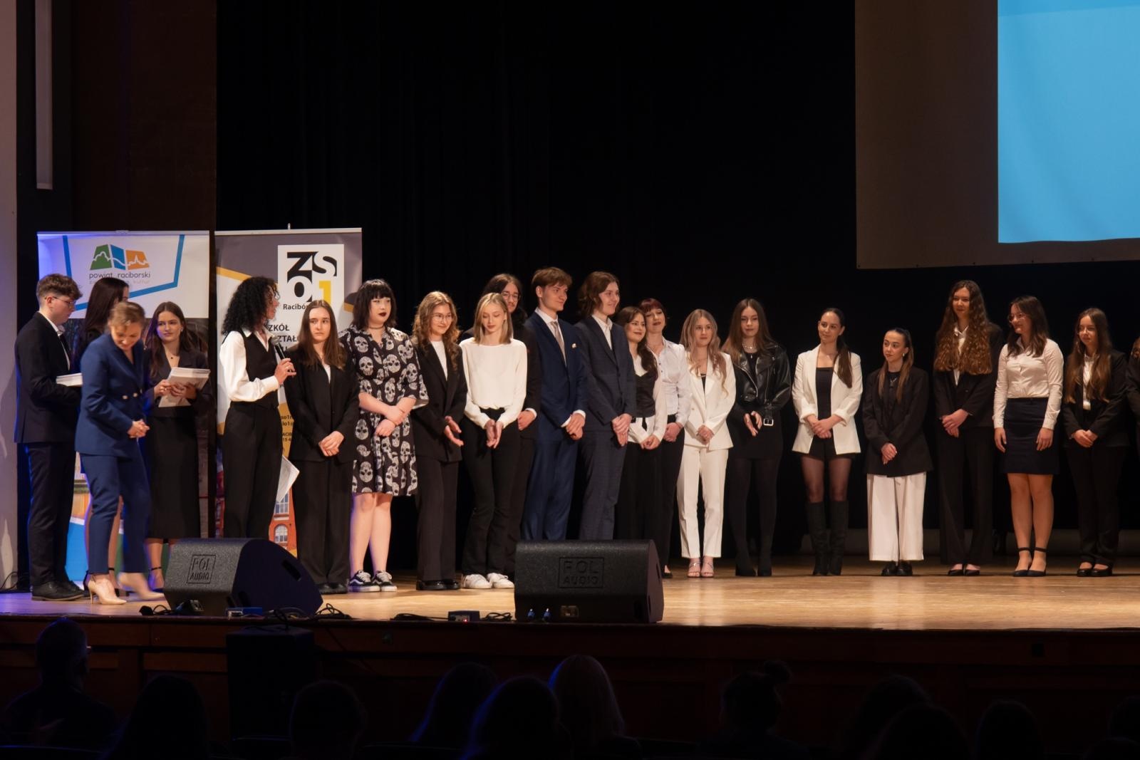 Zdjęcie w galerii na portalu naszraciborz.pl: Pożegnanie absolwentów Kasprowicza w RCK wiadomości z regionu