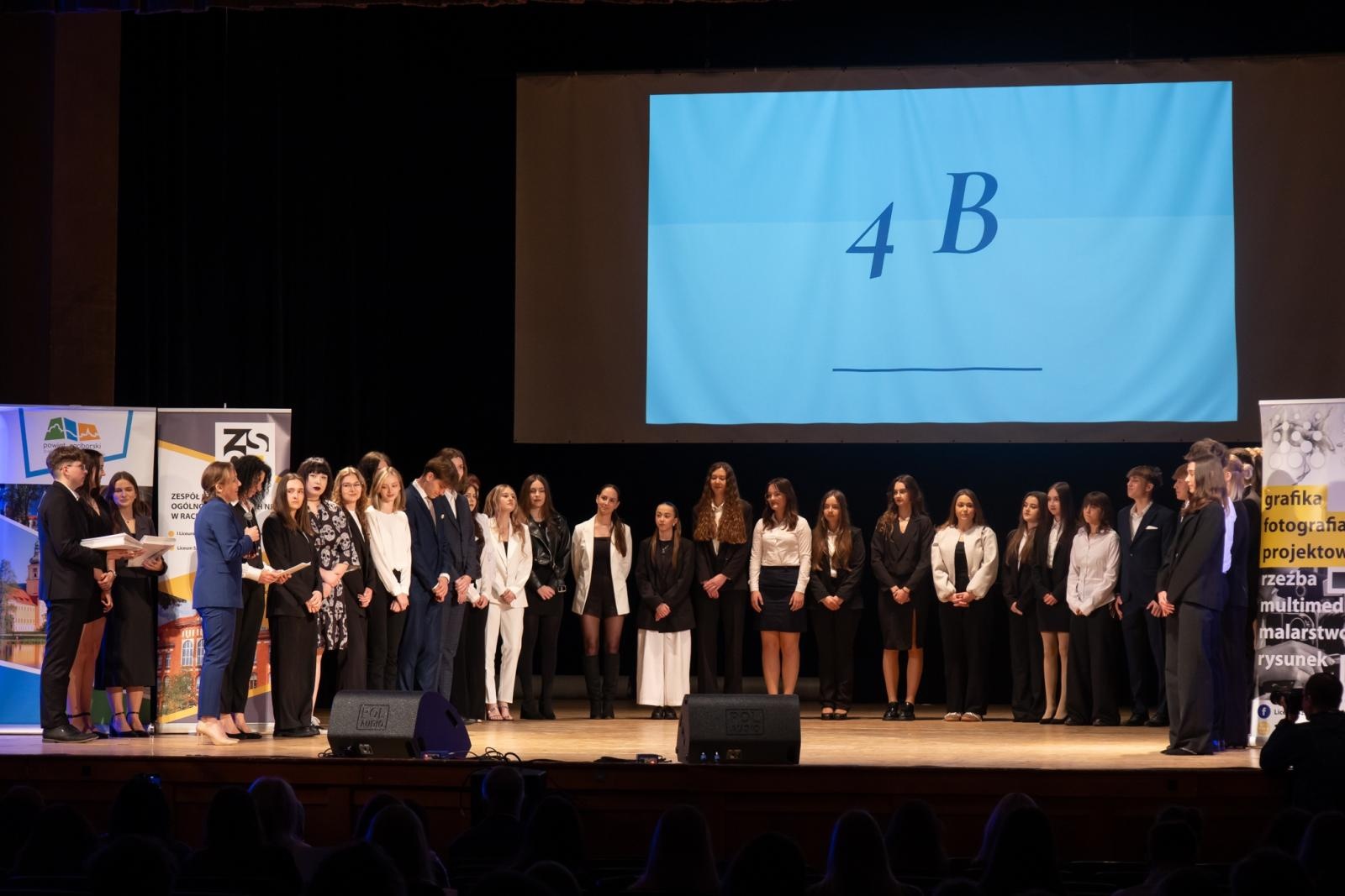 Zdjęcie w galerii na portalu naszraciborz.pl: Pożegnanie absolwentów Kasprowicza w RCK wiadomości z regionu