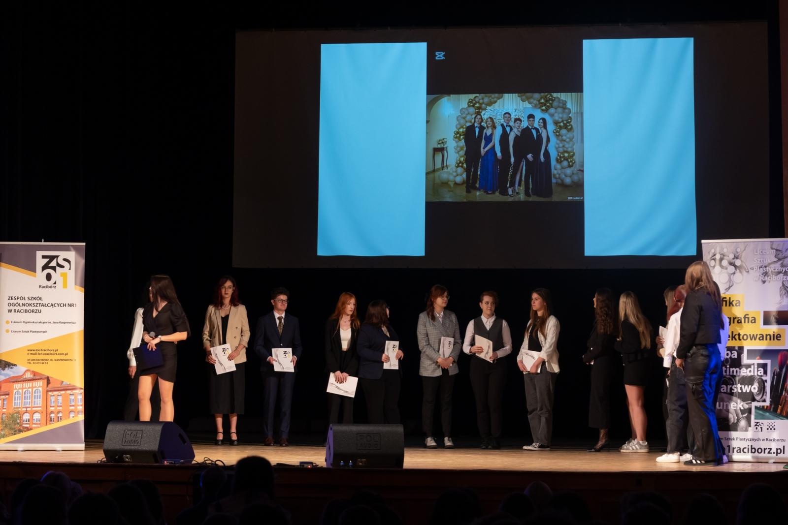 Zdjęcie w galerii na portalu naszraciborz.pl: Pożegnanie absolwentów Kasprowicza w RCK wiadomości z regionu