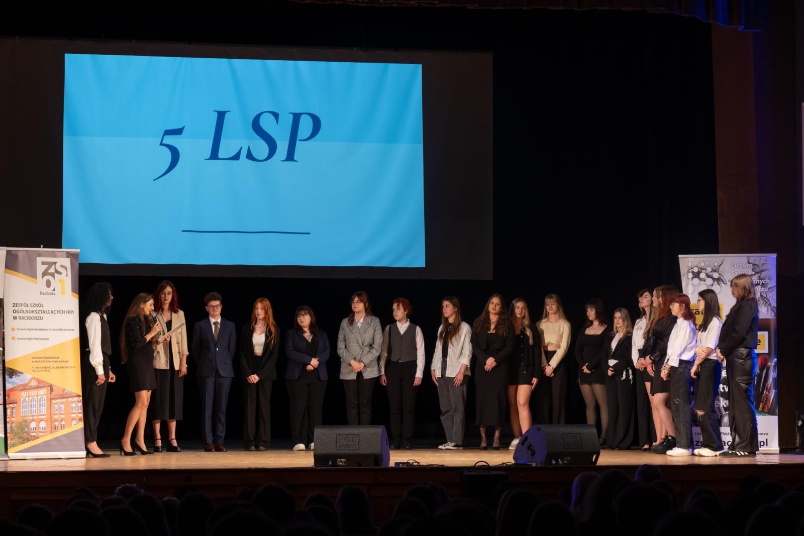 Zdjęcie w galerii na portalu naszraciborz.pl: Pożegnanie absolwentów Kasprowicza w RCK wiadomości z regionu