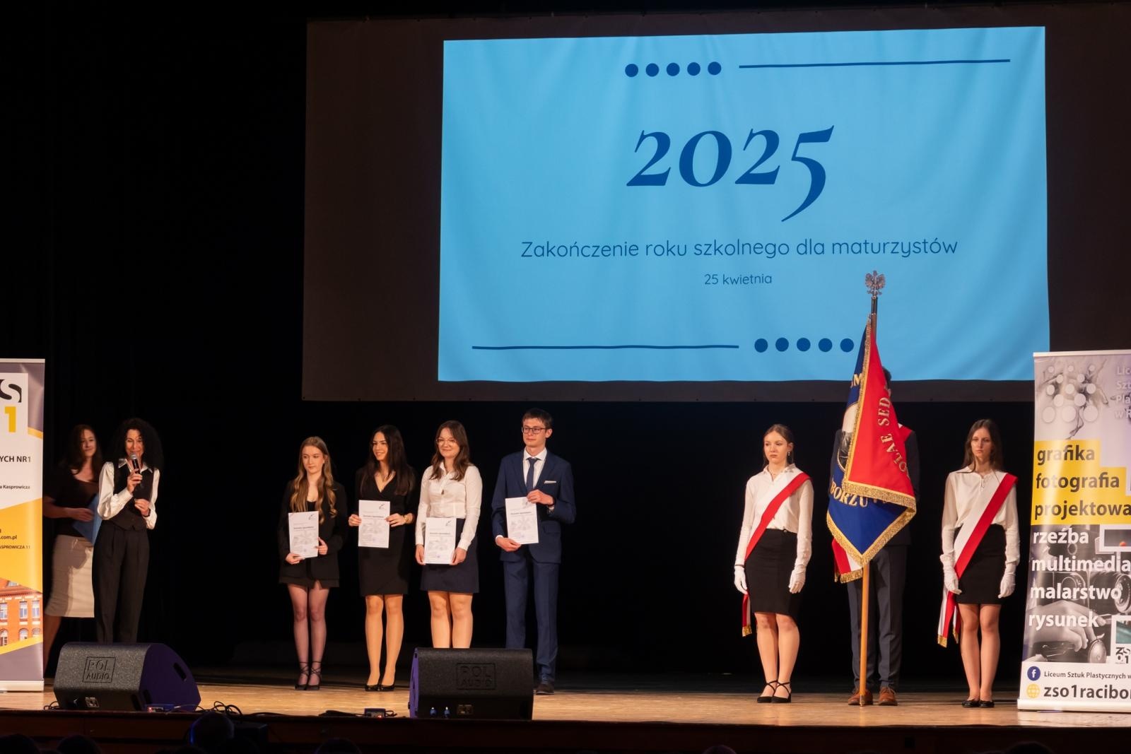 Zdjęcie w galerii na portalu naszraciborz.pl: Pożegnanie absolwentów Kasprowicza w RCK wiadomości z regionu