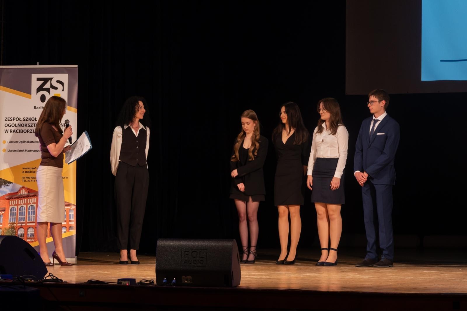 Zdjęcie w galerii na portalu naszraciborz.pl: Pożegnanie absolwentów Kasprowicza w RCK wiadomości z regionu