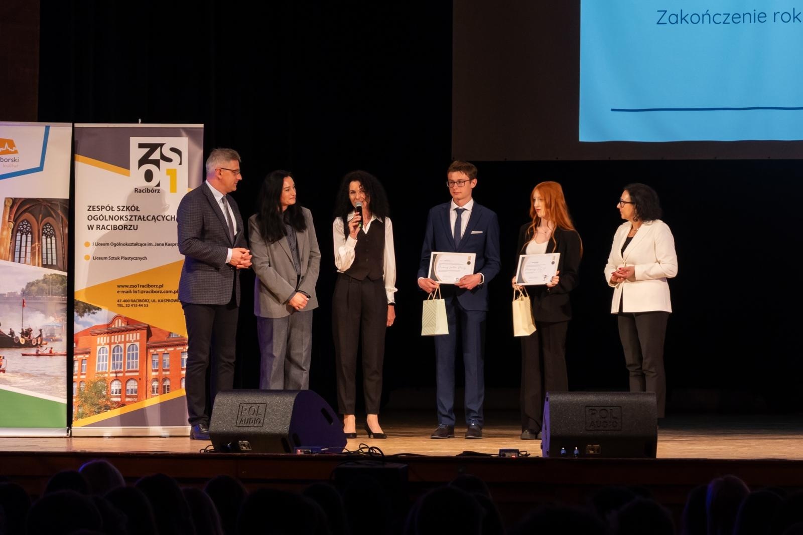 Zdjęcie w galerii na portalu naszraciborz.pl: Pożegnanie absolwentów Kasprowicza w RCK wiadomości z regionu