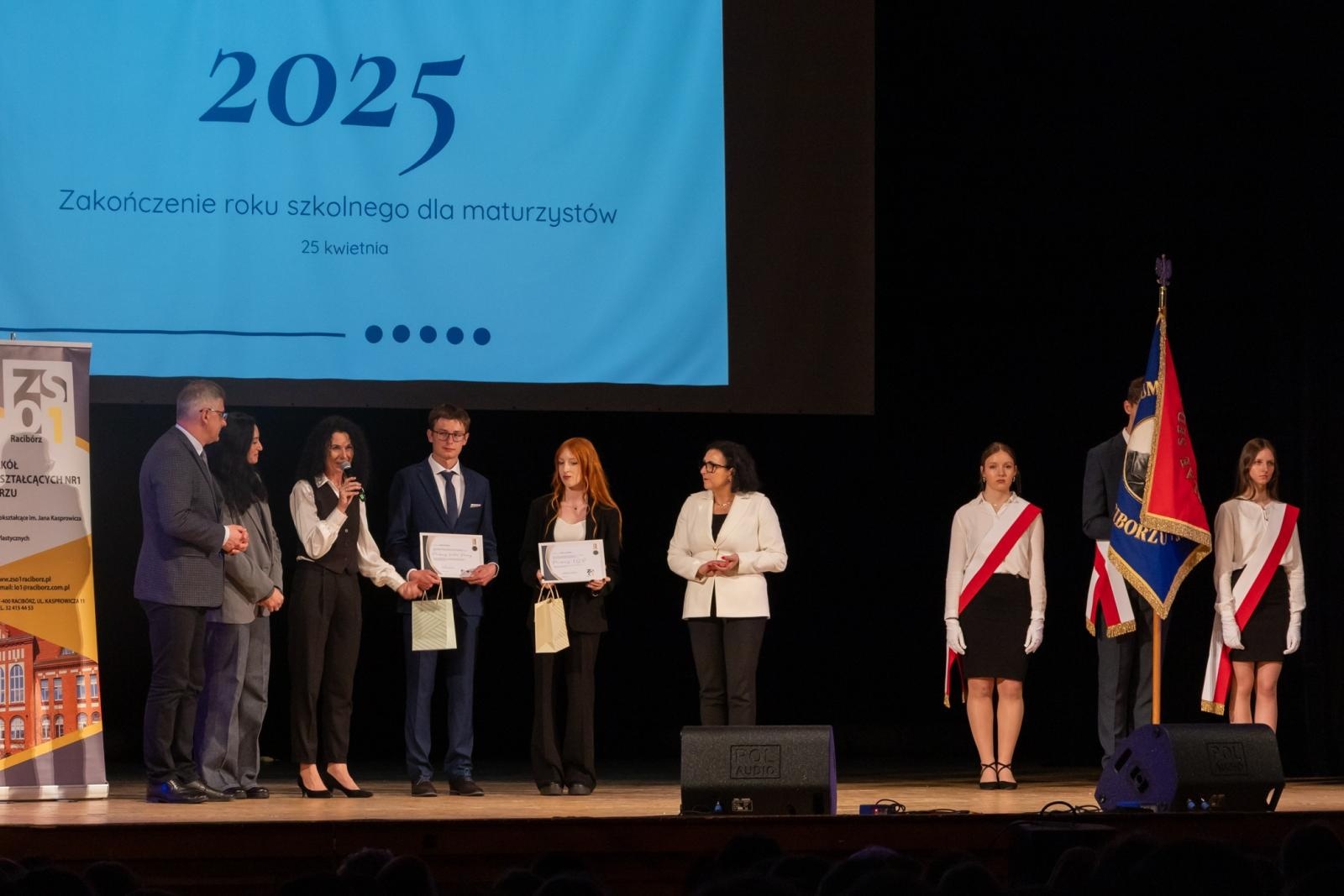 Zdjęcie w galerii na portalu naszraciborz.pl: Pożegnanie absolwentów Kasprowicza w RCK wiadomości z regionu