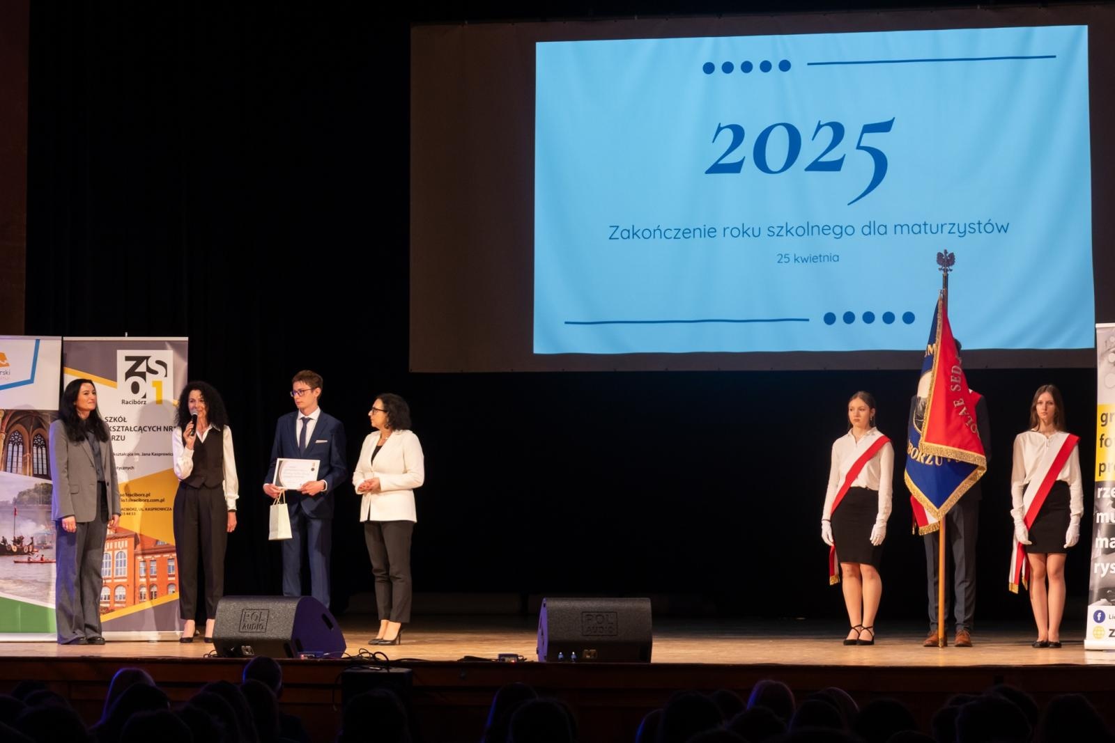 Zdjęcie w galerii na portalu naszraciborz.pl: Pożegnanie absolwentów Kasprowicza w RCK wiadomości z regionu