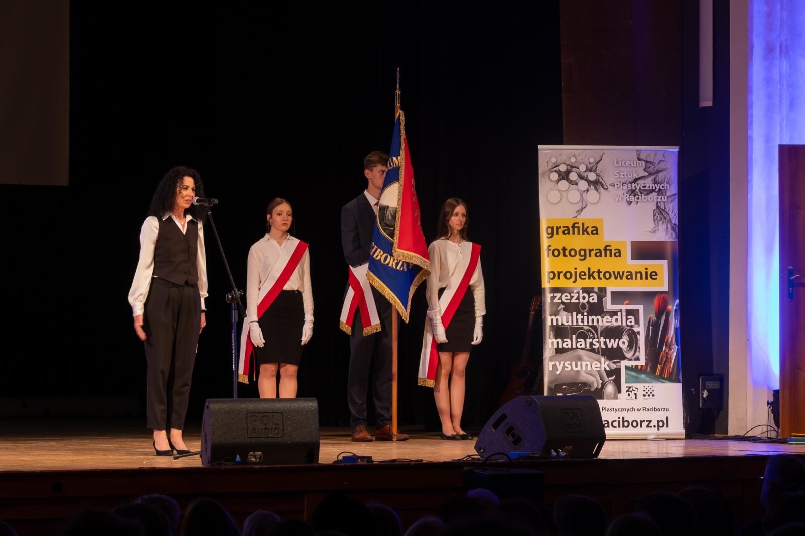 Zdjęcie w galerii na portalu naszraciborz.pl: Pożegnanie absolwentów Kasprowicza w RCK wiadomości z regionu