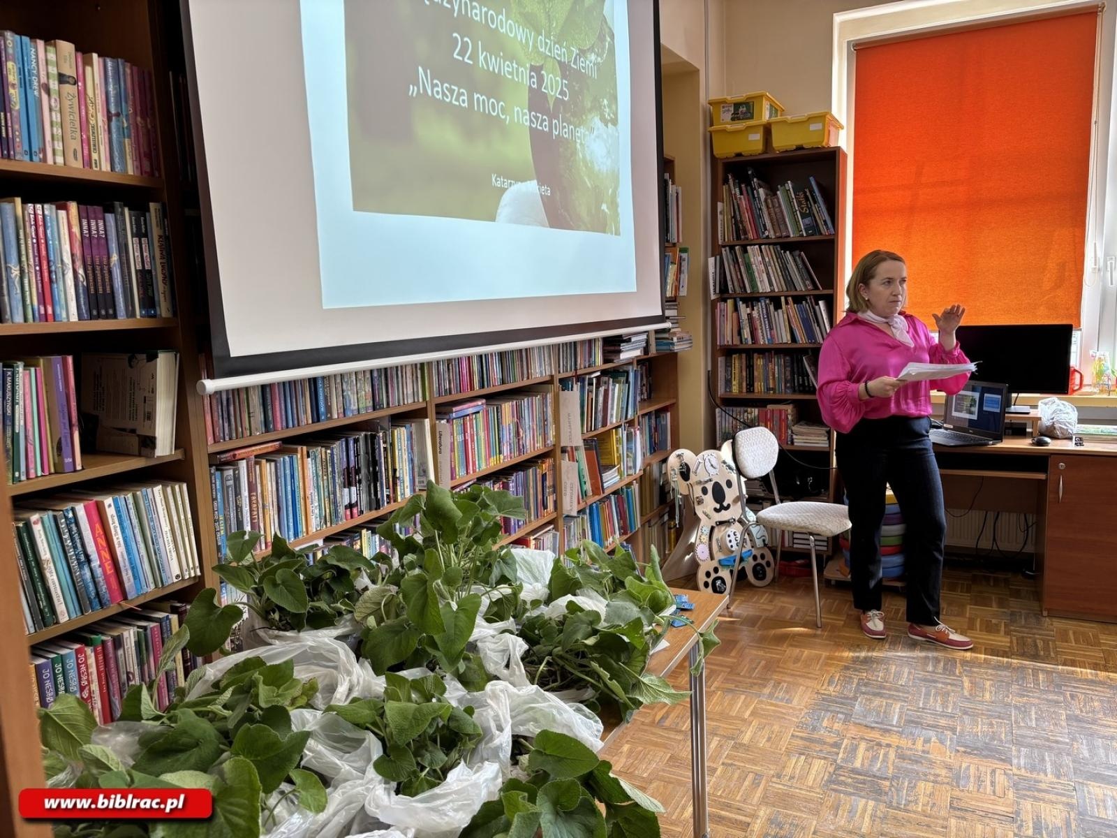 Zdjęcie w galerii na portalu naszraciborz.pl: Dzień Ziemi w bibliotece na Ocicach – warsztaty i spotkanie z Katarzyną Mikietą wiadomości z regionu