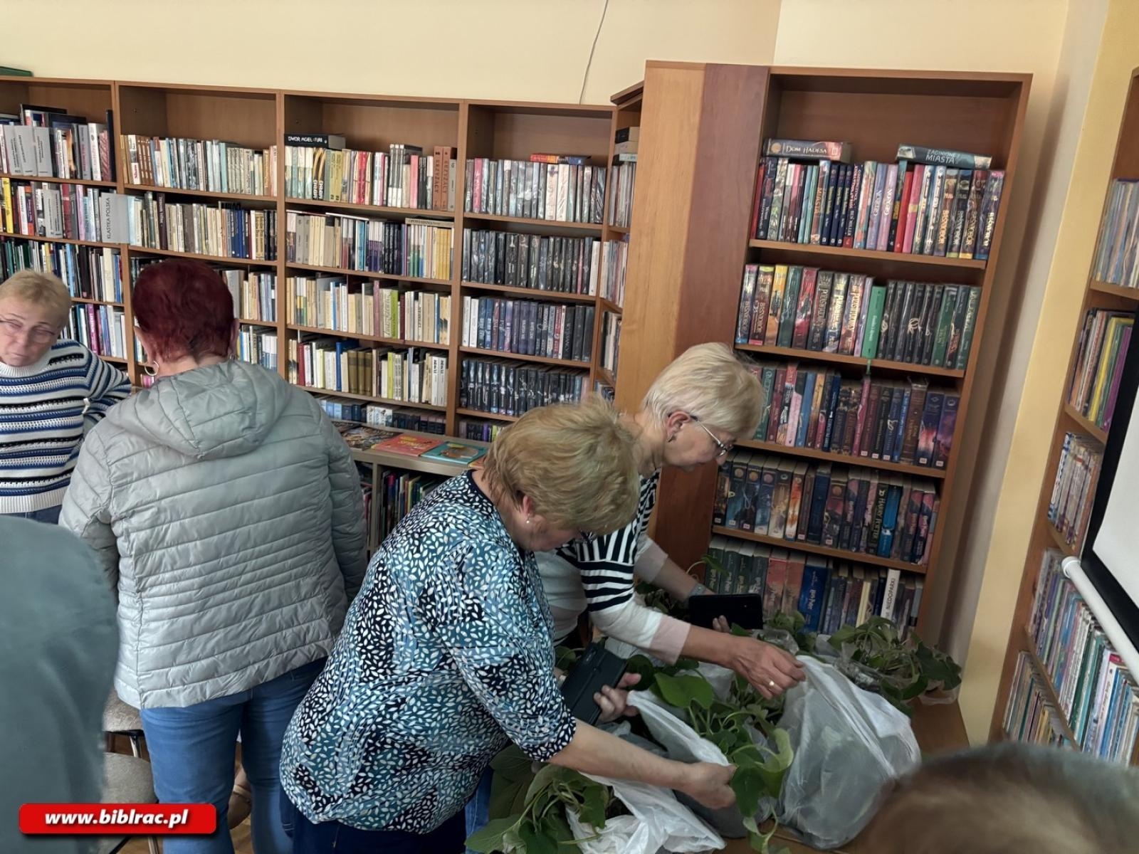 Zdjęcie w galerii na portalu naszraciborz.pl: Dzień Ziemi w bibliotece na Ocicach – warsztaty i spotkanie z Katarzyną Mikietą wiadomości z regionu