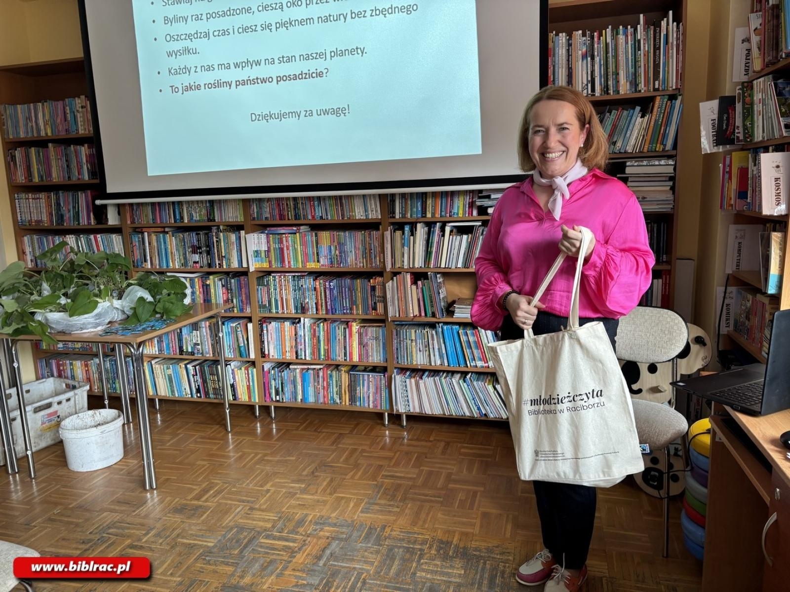 Zdjęcie w galerii na portalu naszraciborz.pl: Dzień Ziemi w bibliotece na Ocicach – warsztaty i spotkanie z Katarzyną Mikietą wiadomości z regionu