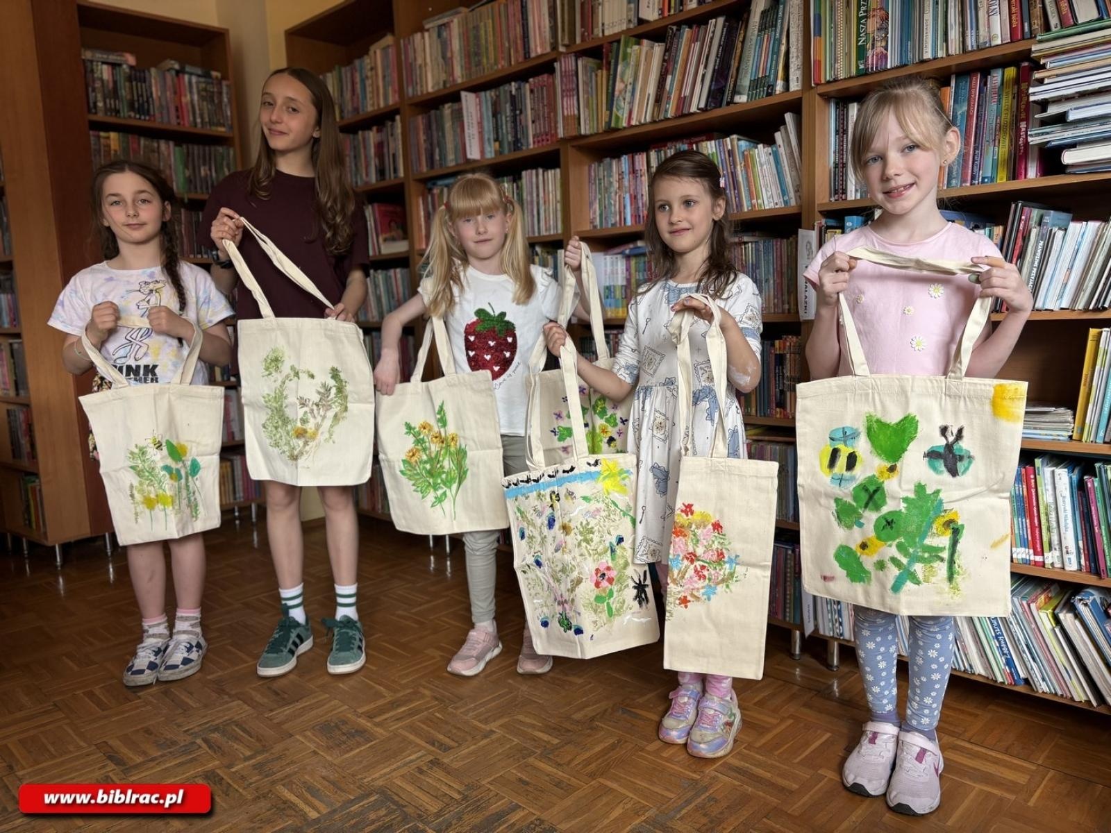 Zdjęcie w galerii na portalu naszraciborz.pl: Dzień Ziemi w bibliotece na Ocicach – warsztaty i spotkanie z Katarzyną Mikietą wiadomości z regionu