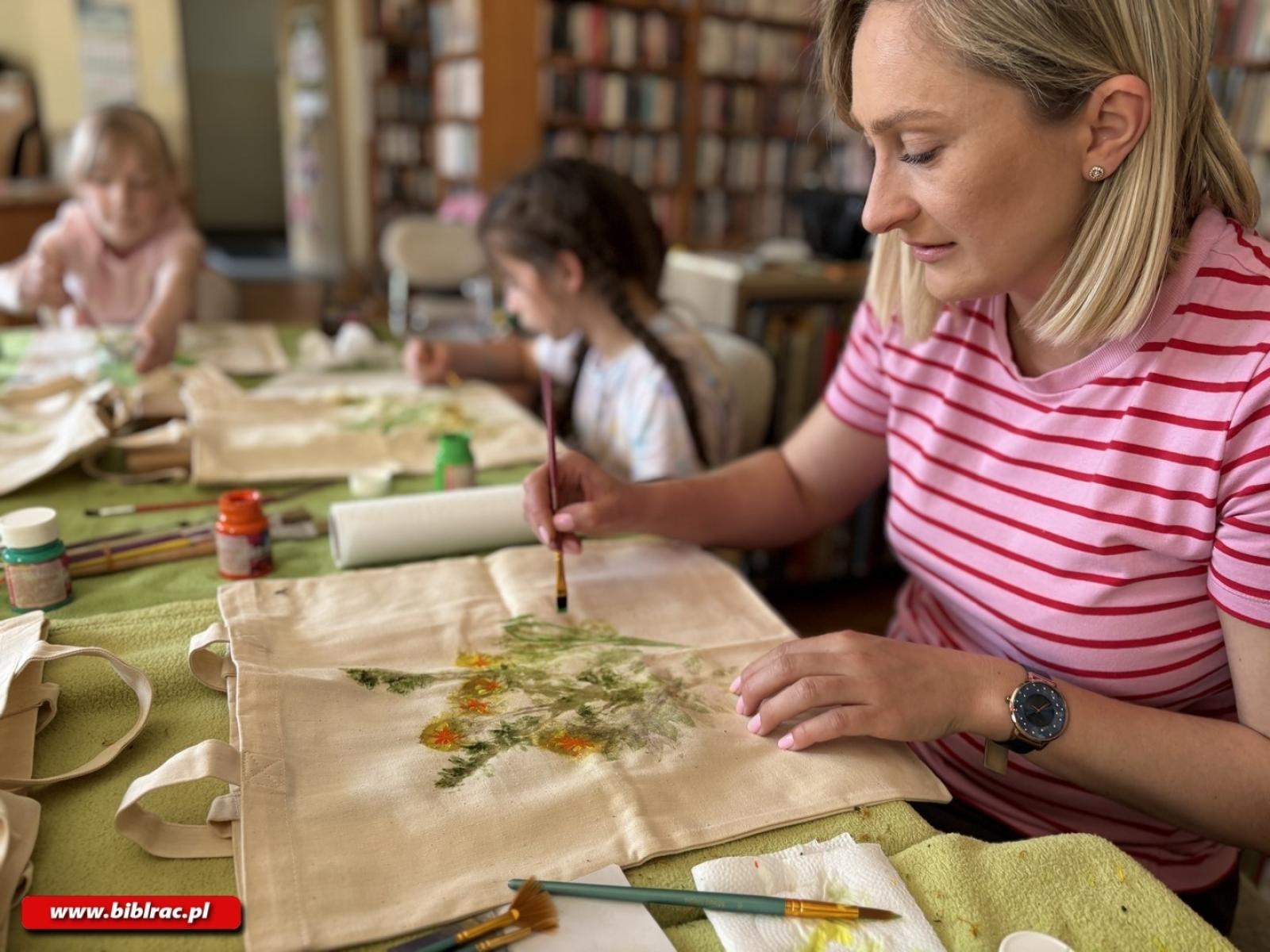 Zdjęcie w galerii na portalu naszraciborz.pl: Dzień Ziemi w bibliotece na Ocicach – warsztaty i spotkanie z Katarzyną Mikietą wiadomości z regionu