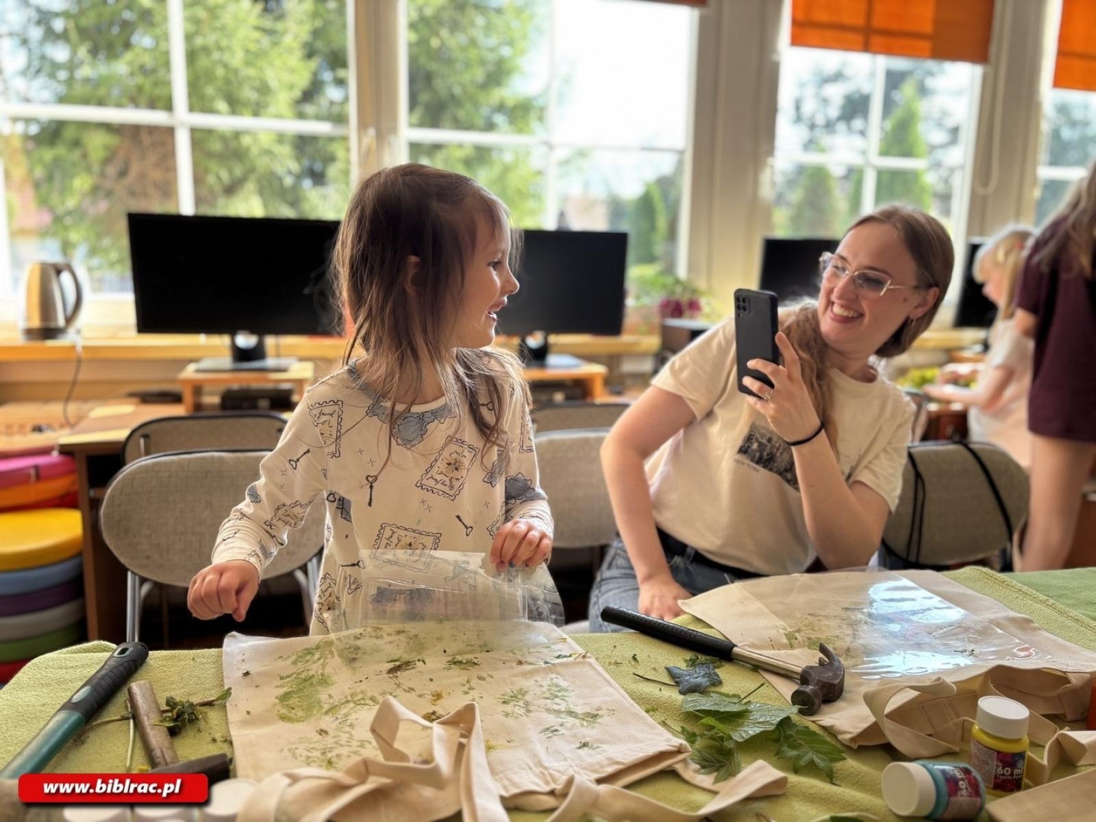 Zdjęcie w galerii na portalu naszraciborz.pl: Dzień Ziemi w bibliotece na Ocicach – warsztaty i spotkanie z Katarzyną Mikietą wiadomości z regionu