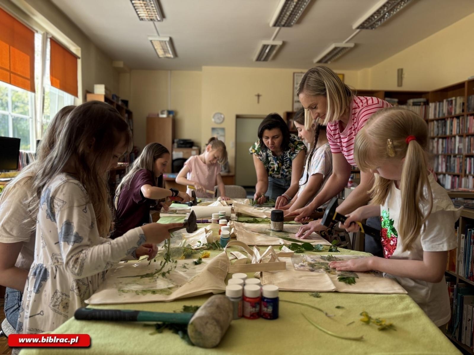 Zdjęcie w galerii na portalu naszraciborz.pl: Dzień Ziemi w bibliotece na Ocicach – warsztaty i spotkanie z Katarzyną Mikietą wiadomości z regionu