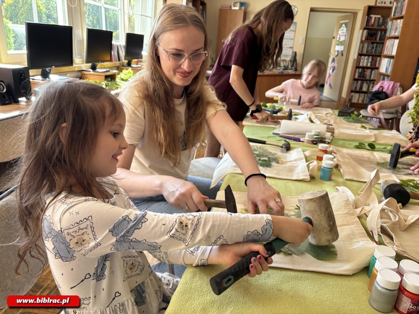 Zdjęcie w galerii na portalu naszraciborz.pl: Dzień Ziemi w bibliotece na Ocicach – warsztaty i spotkanie z Katarzyną Mikietą wiadomości z regionu