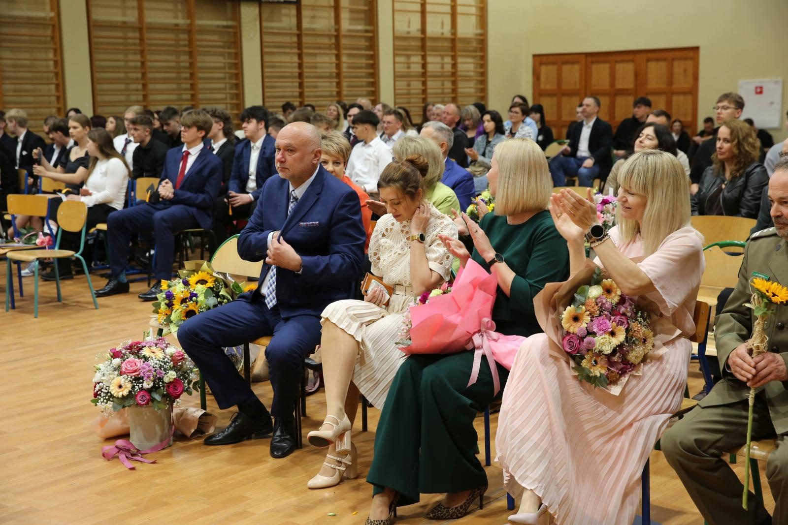 Zdjęcie w galerii na portalu naszraciborz.pl: Czas pożegnania – klasy sportowe i mundurowe kończą edukację w ZSOMS wiadomości z regionu