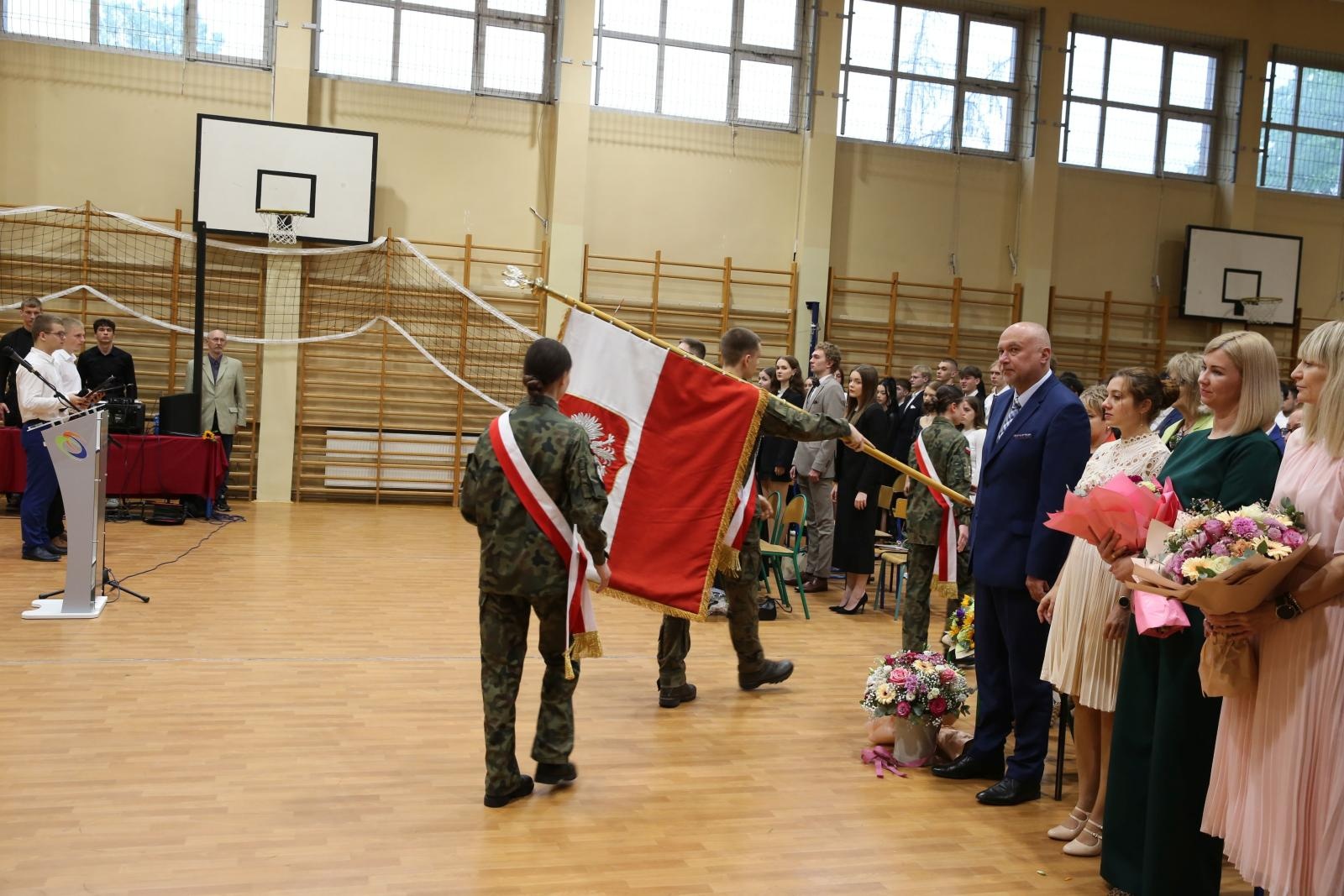 Zdjęcie w galerii na portalu naszraciborz.pl: Czas pożegnania – klasy sportowe i mundurowe kończą edukację w ZSOMS wiadomości z regionu