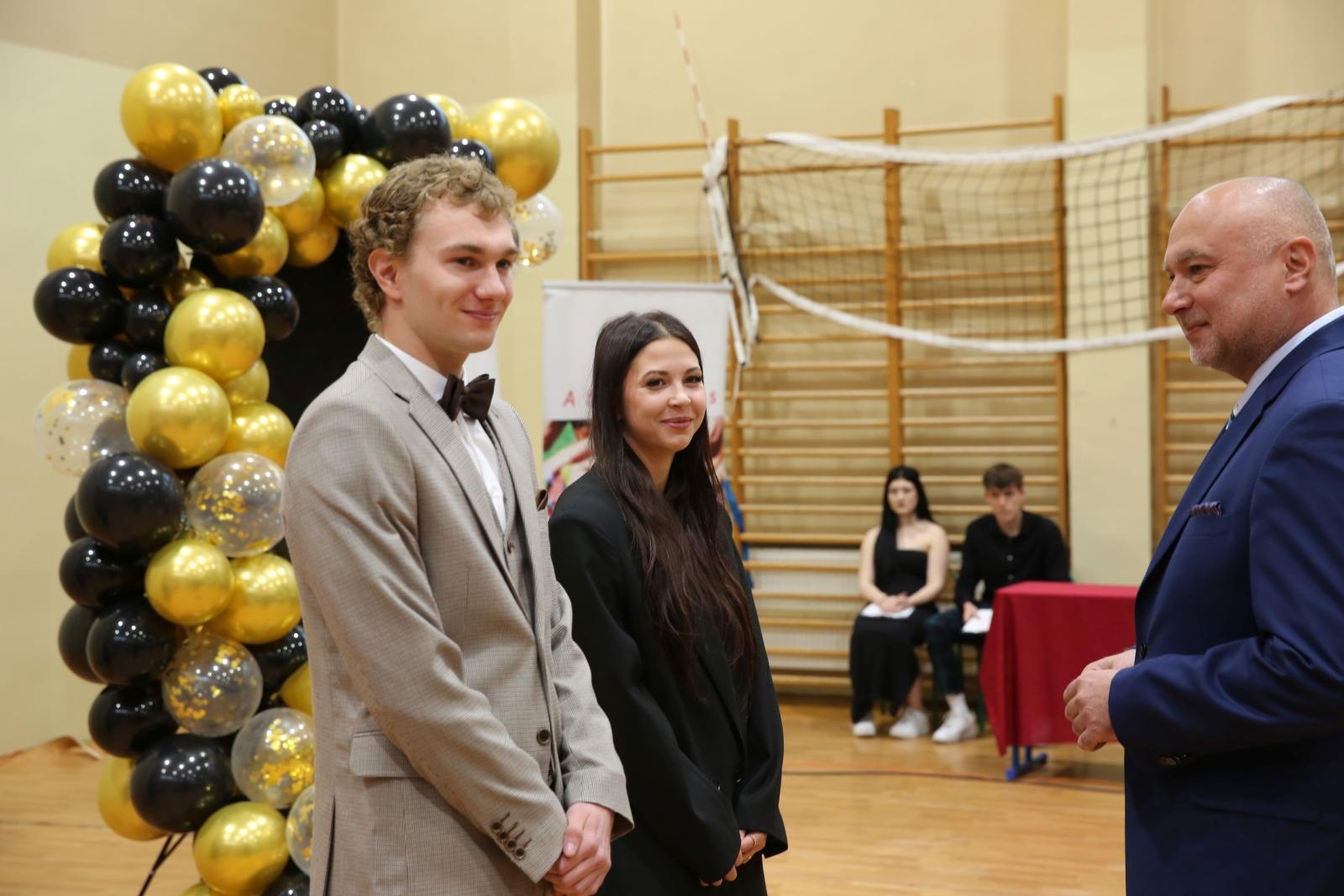 Zdjęcie w galerii na portalu naszraciborz.pl: Czas pożegnania – klasy sportowe i mundurowe kończą edukację w ZSOMS wiadomości z regionu