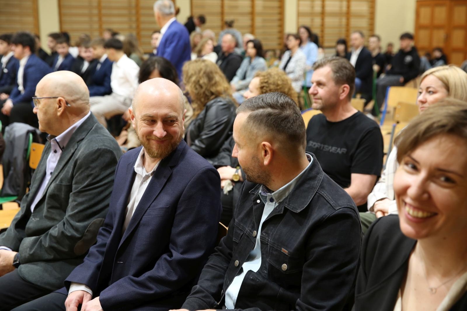 Zdjęcie w galerii na portalu naszraciborz.pl: Czas pożegnania – klasy sportowe i mundurowe kończą edukację w ZSOMS wiadomości z regionu