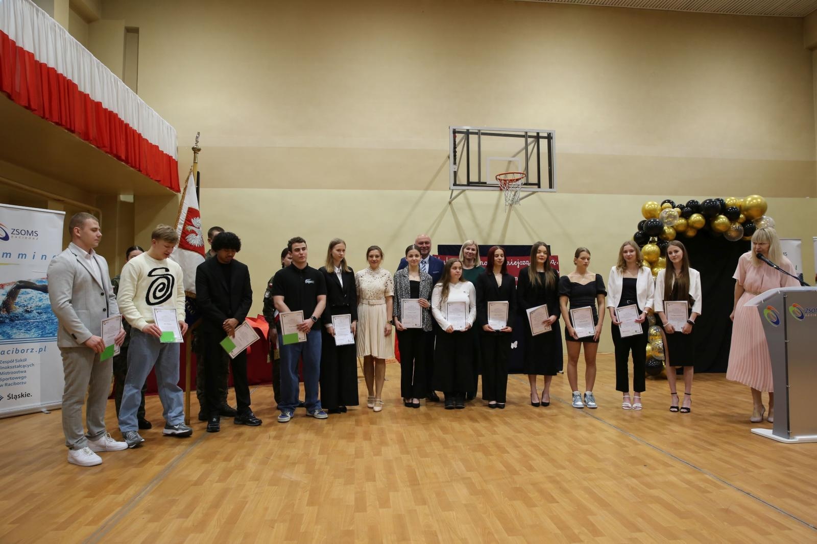 Zdjęcie w galerii na portalu naszraciborz.pl: Czas pożegnania – klasy sportowe i mundurowe kończą edukację w ZSOMS wiadomości z regionu